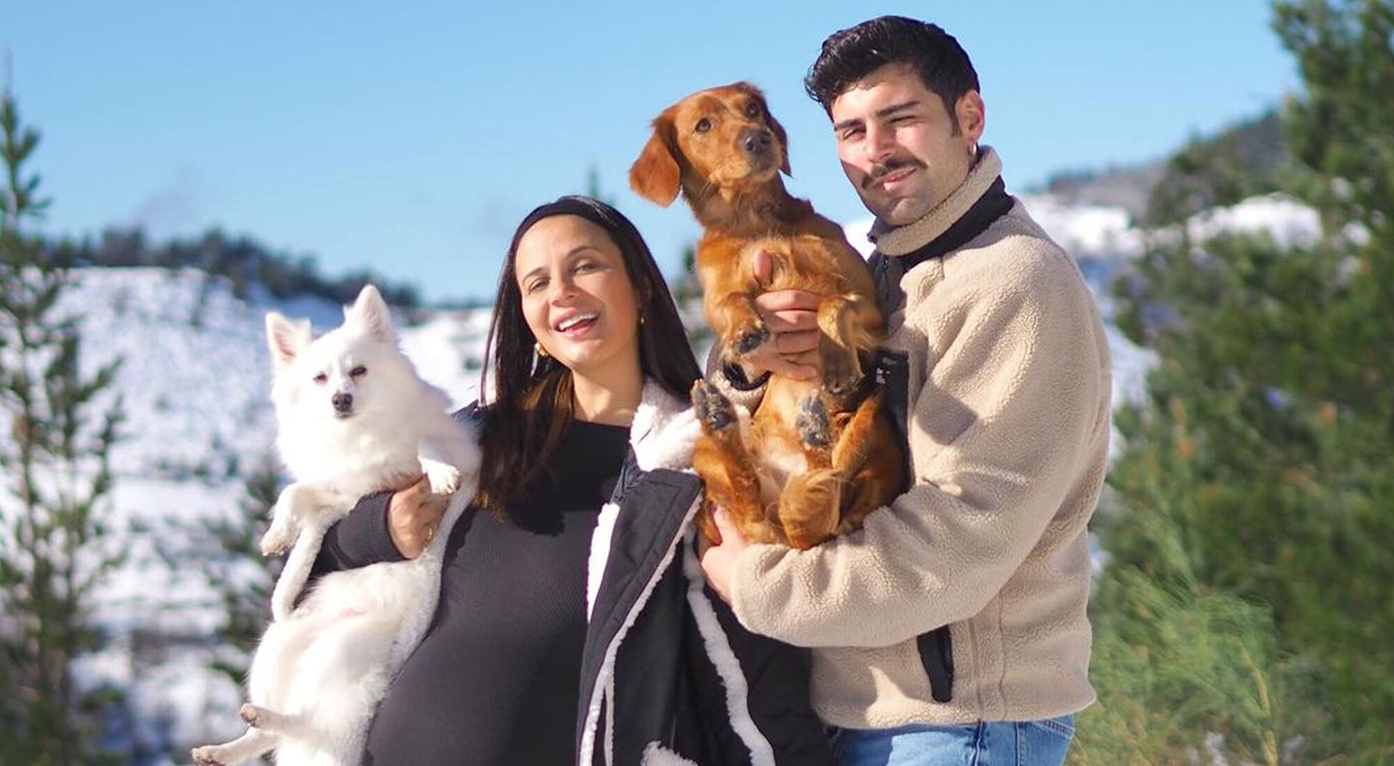 Lara Tronti y Hugo Pérez posan con sus perros antes del nacimiento de su primer hijo