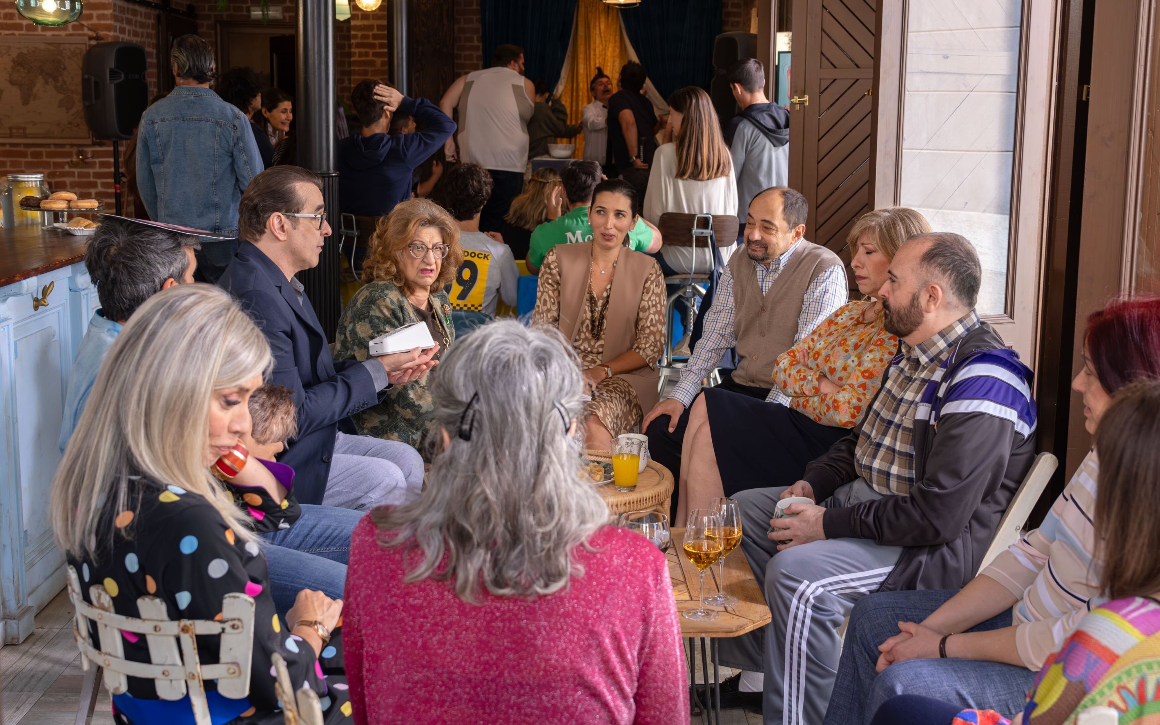 El reparto de 'La que se avecina' durante una reunión de vecinos en la temporada 14