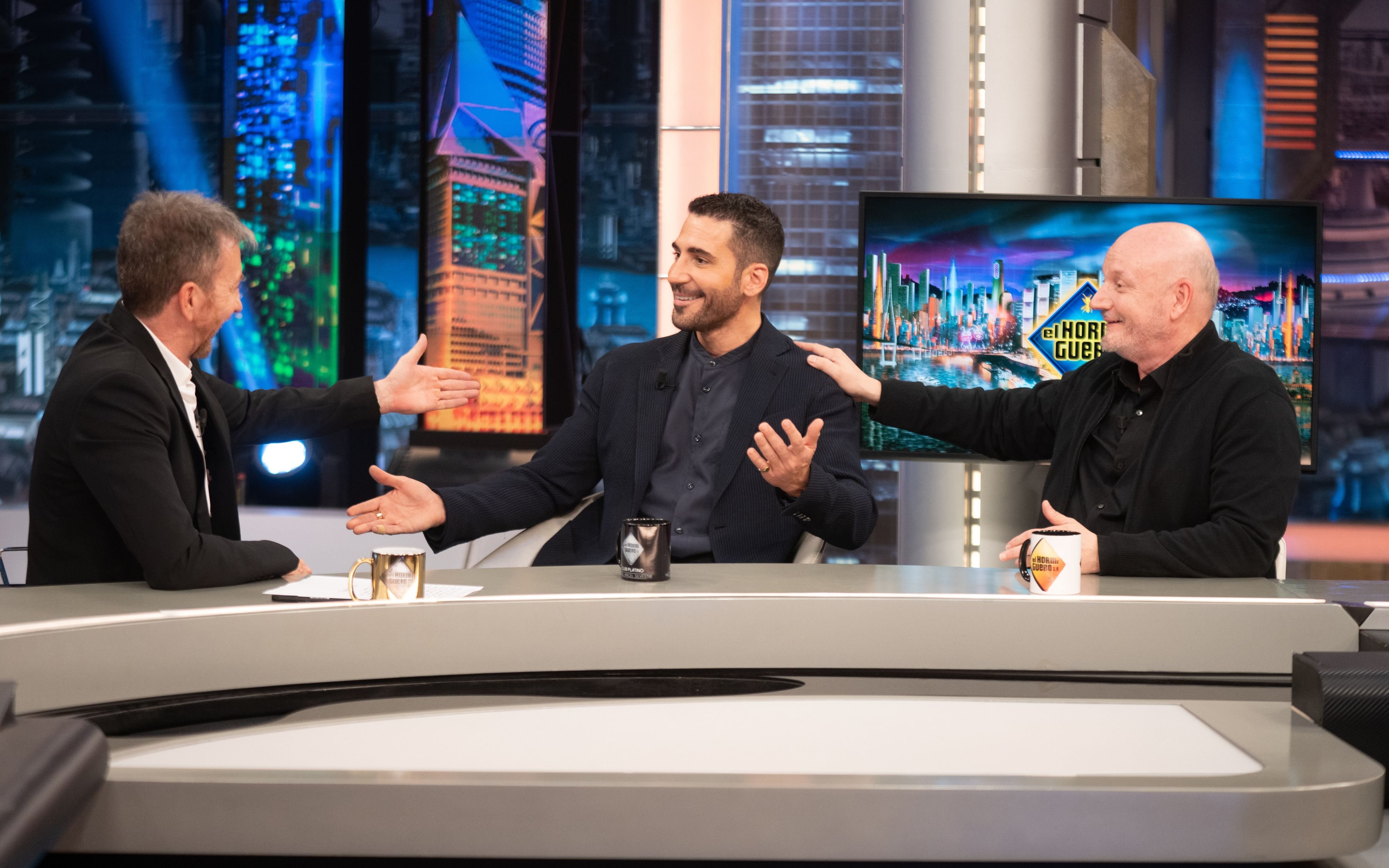 Miguel Ángel Silvestre y Juan José Campanella con Pablo Motos en 'El hormiguero'