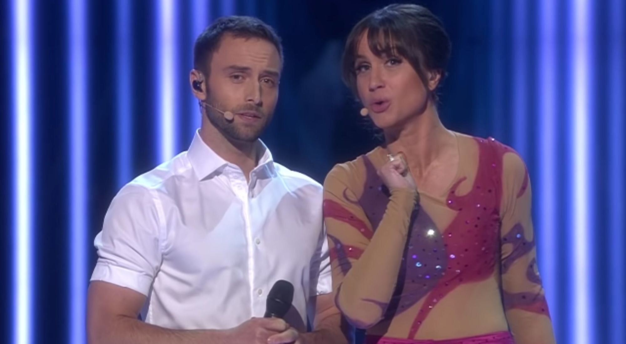 Måns Zelmerlöw y Petra Mede en el Festival de Eurovisión 2016