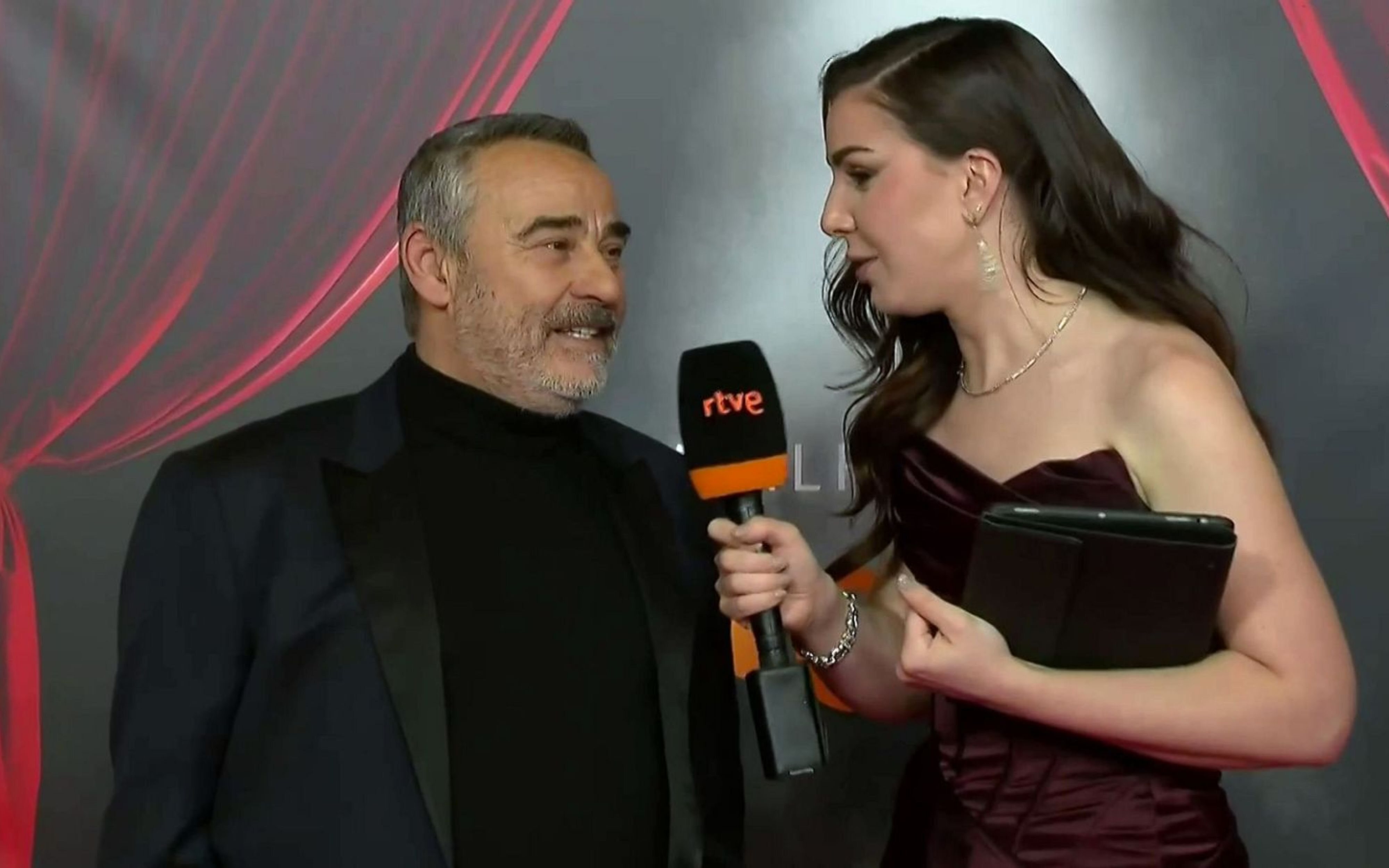 Inés Hernand junto a Eduard Fernández en la alfombra roja de los Premios Goya 2024