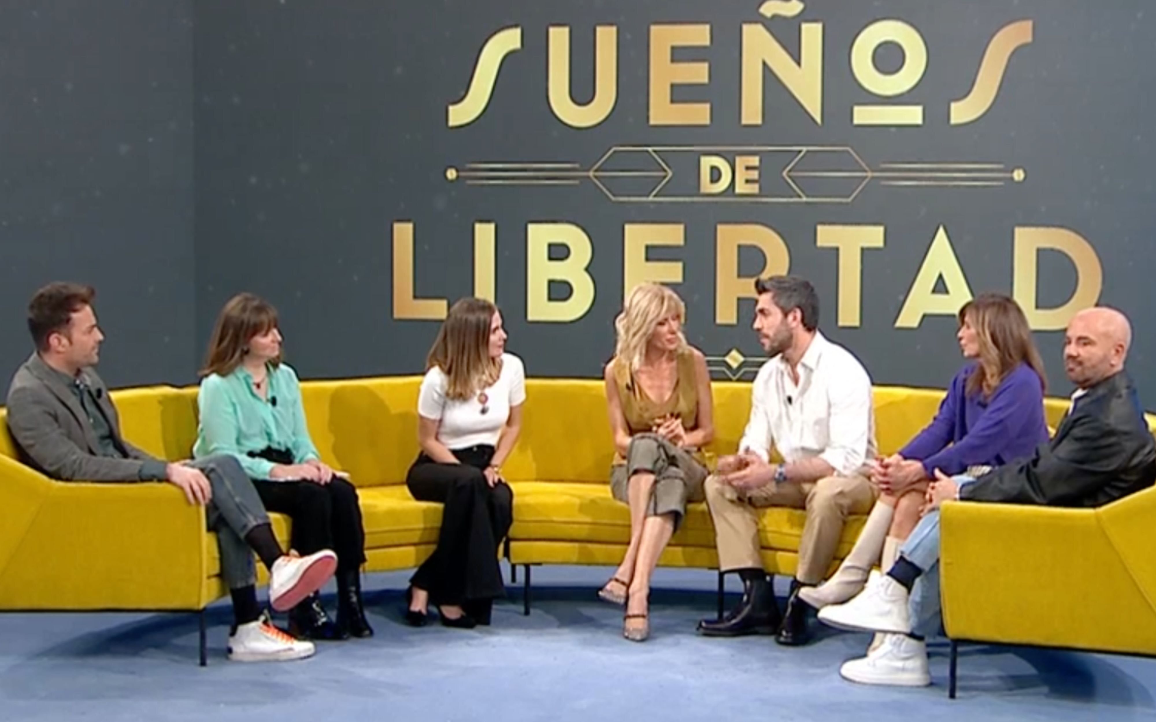 Susanna Griso con Natalia Sánchez, Daniel Tatay y el resto de colaboradores de 'Espejo público'