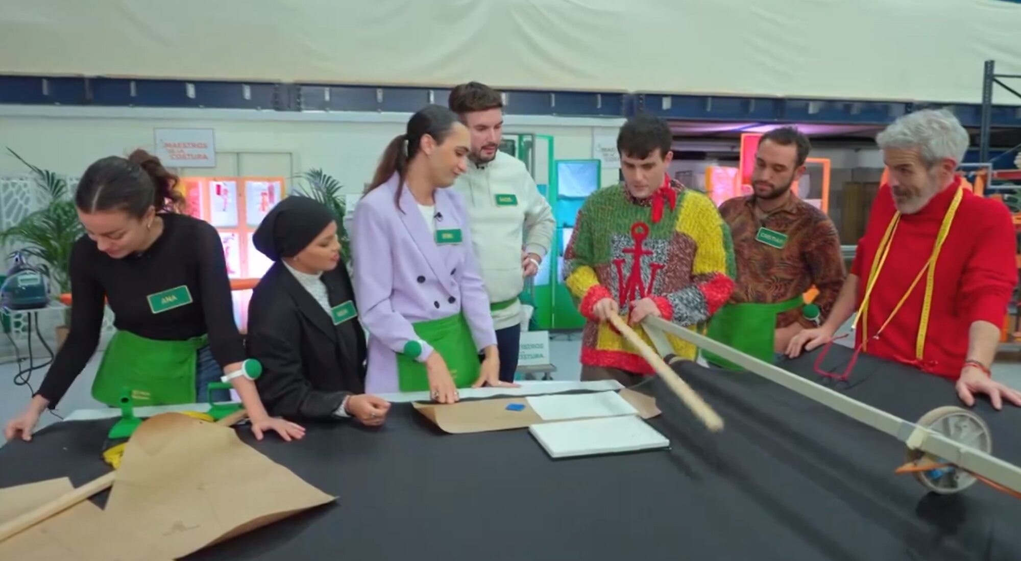 Los aprendices de 'Maestros de la costura 6' junto a algunos jueces en el cuarto programa