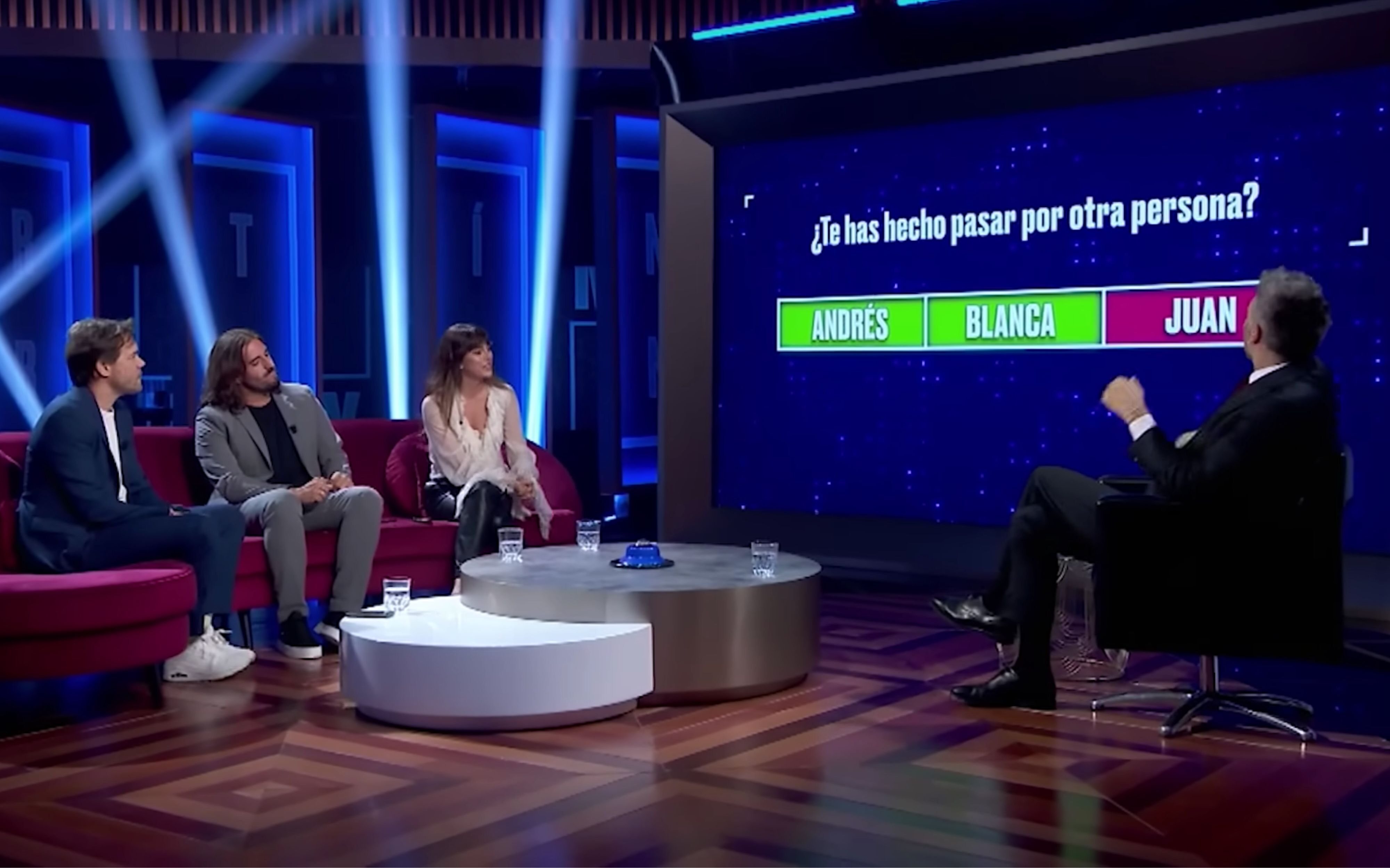 Dani Martínez con Juan Dávila, Andrés Suárez y Blanca Suárez en 'Martínez y hermanos'