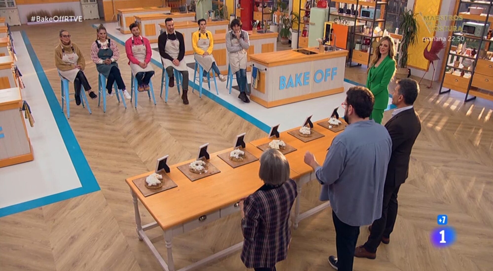 Los concursantes y el jurado de 'Bake Off: Famosos al horno' en el programa 9