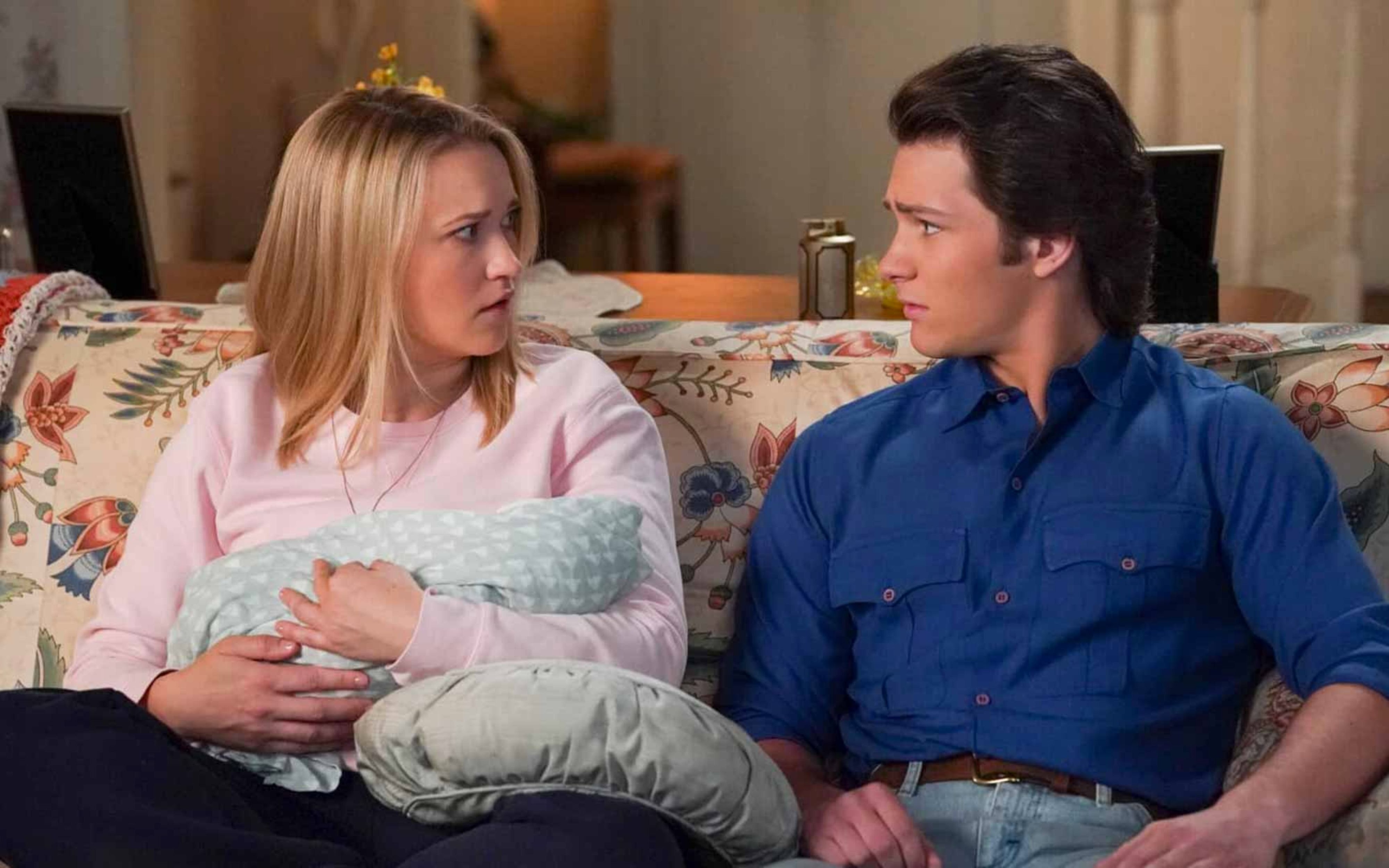 Emily Osment y Montana Jordan en 'El joven Sheldon'