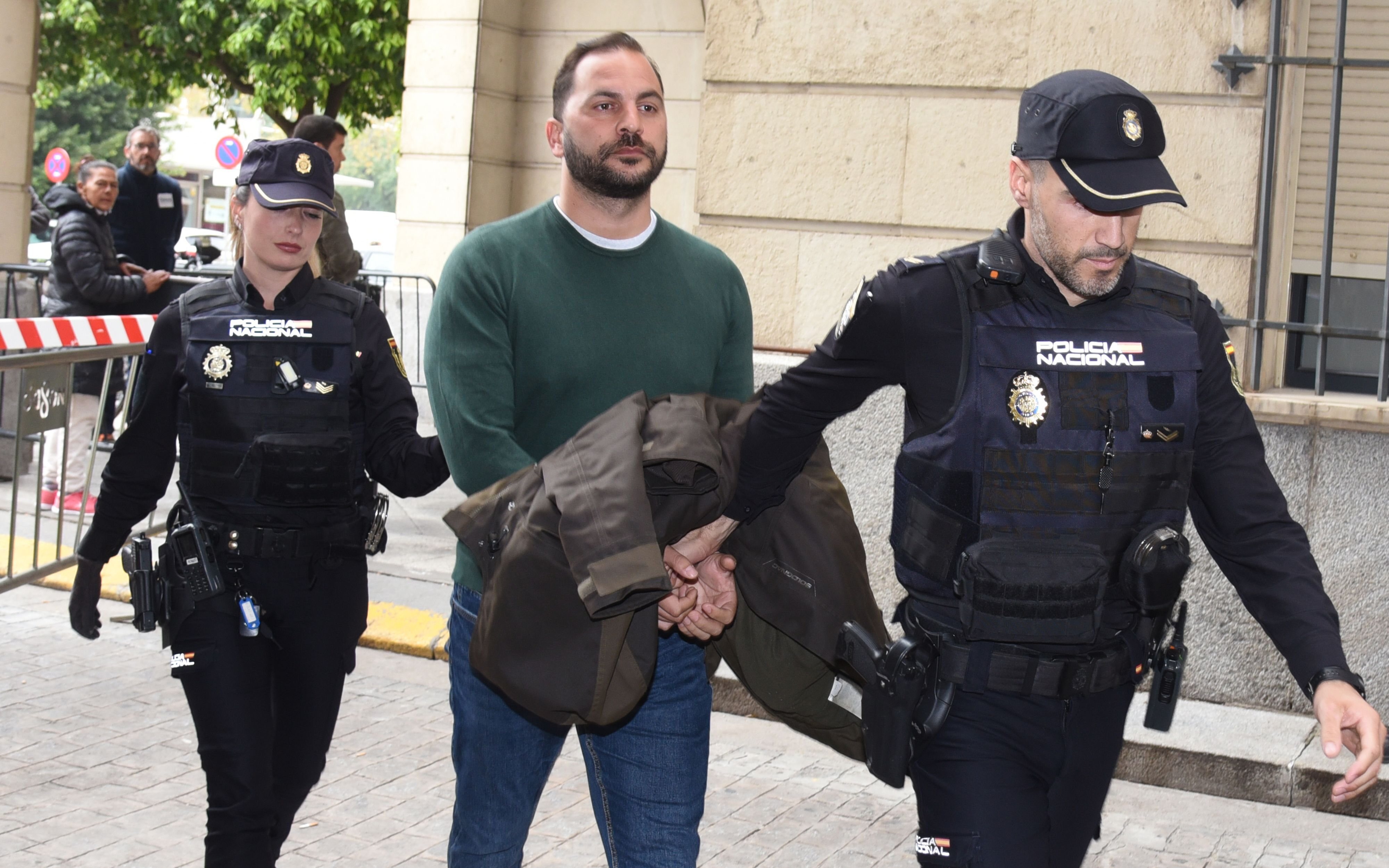 Antonio Tejado, escoltado por la Policía a su llegada a los juzgados
