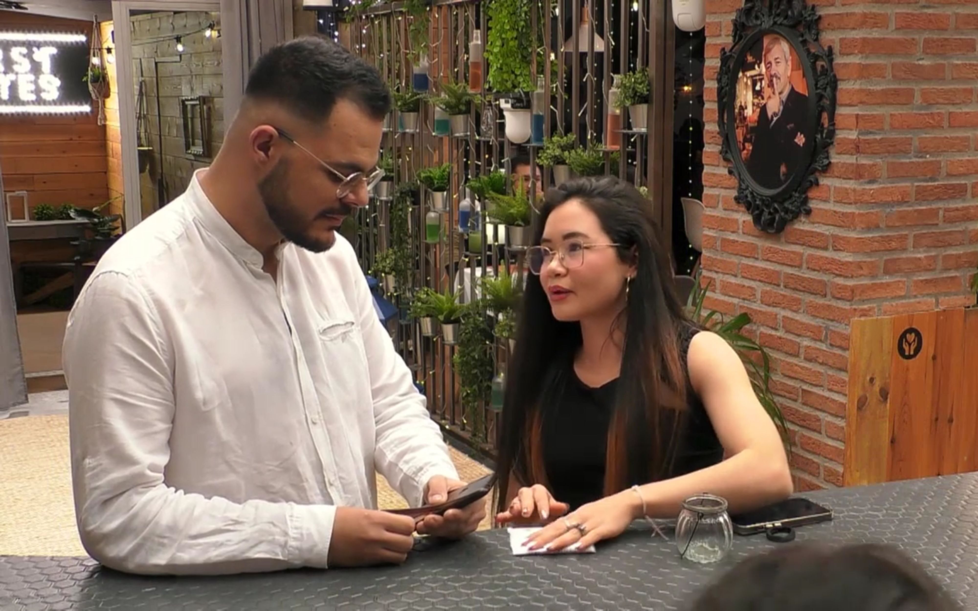 Fernando y Anghie viendo la cuenta de 'First dates'