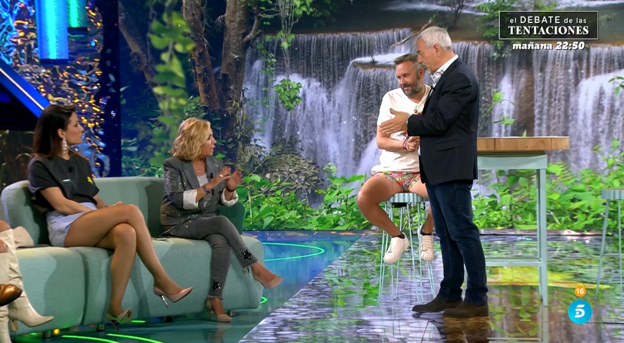 Carlos Sobera habla con Carmen Borrego tras su regreso a plató en 'Supervivientes: Tierra de nadie'