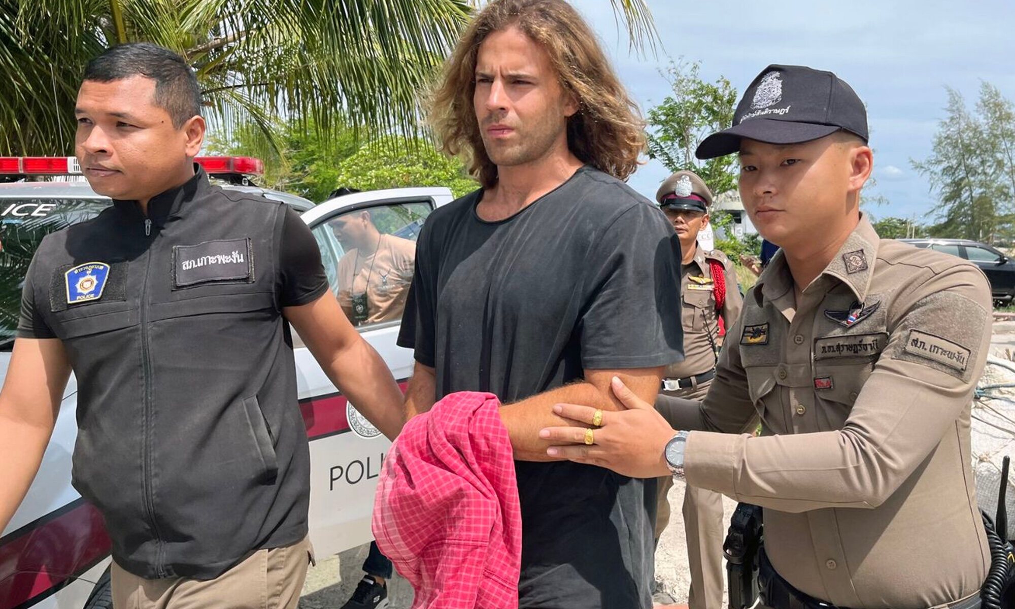 Daniel Sancho con la policía tailandesa