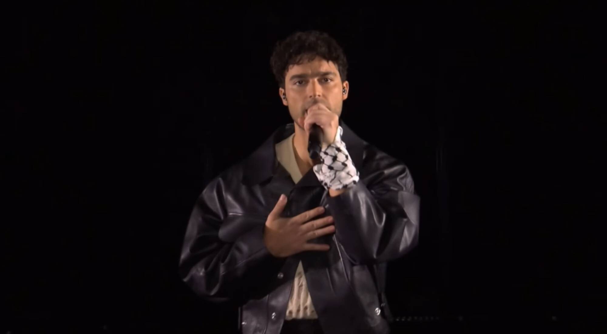 Eric Saade luciendo una kufiya durante su actuación en Eurovisión 2024