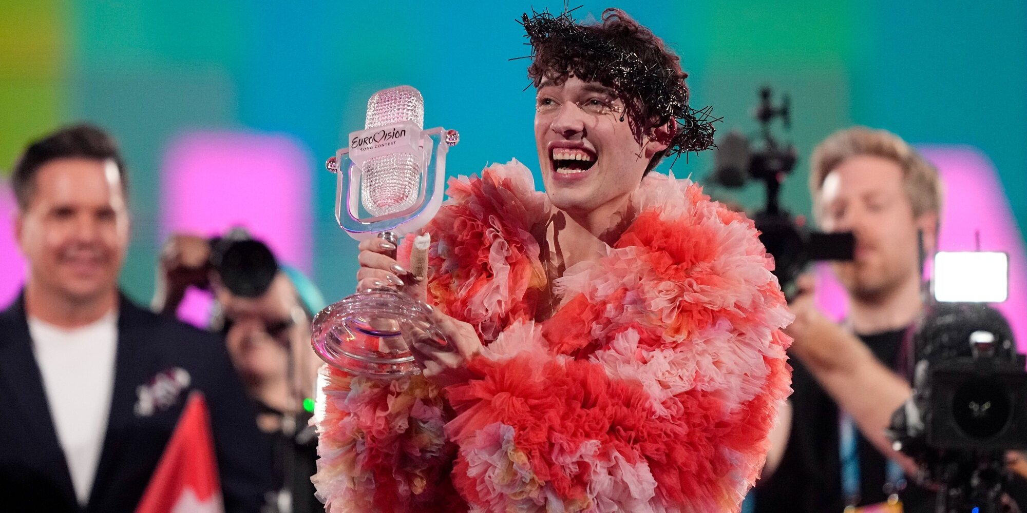 Nemo recogiendo el Micrófono de Cristal de Eurovision 2024