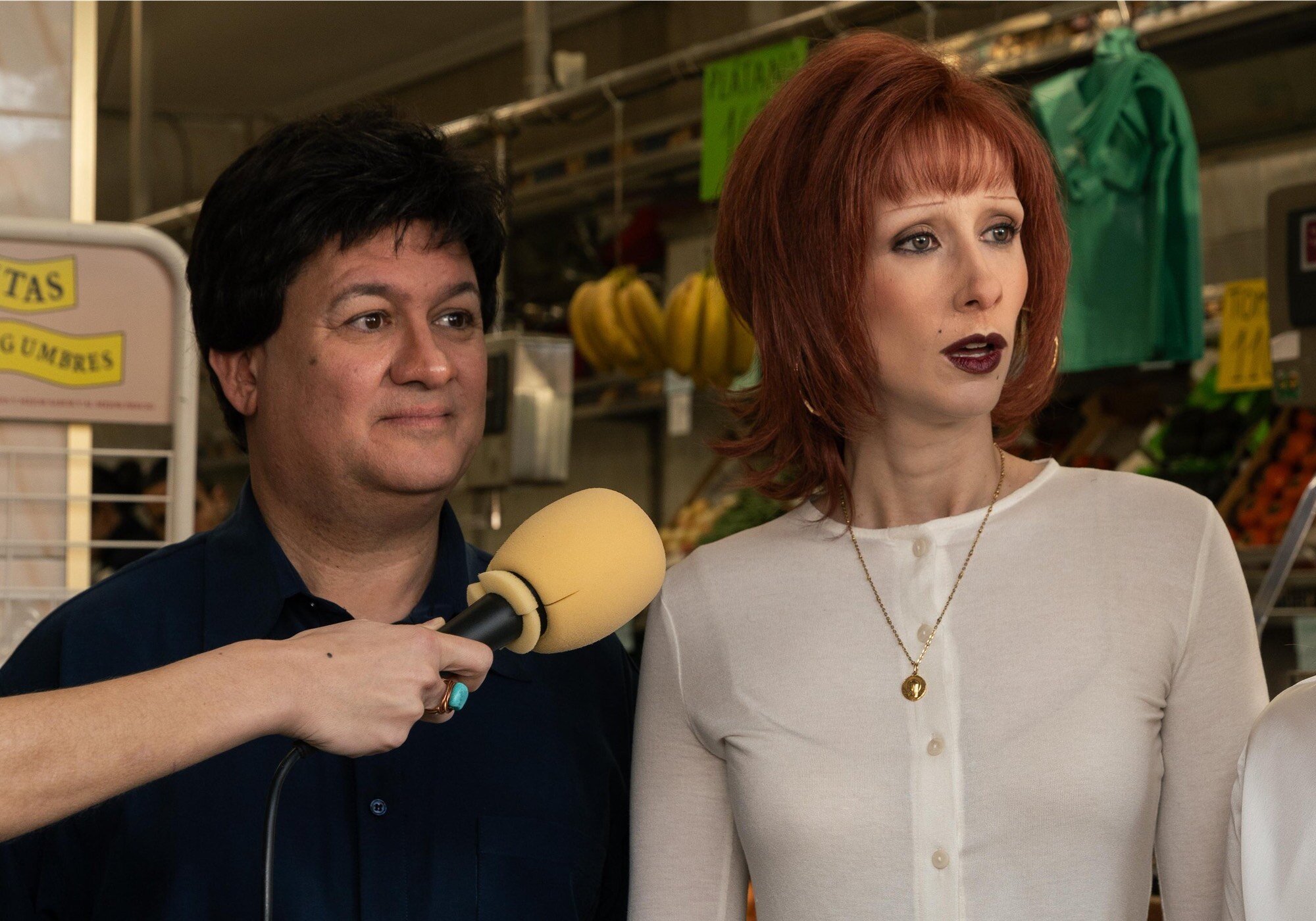 Leonardo Dantés y Tamara, en la mítica escena de la frutería, recreada en 'Superestar'