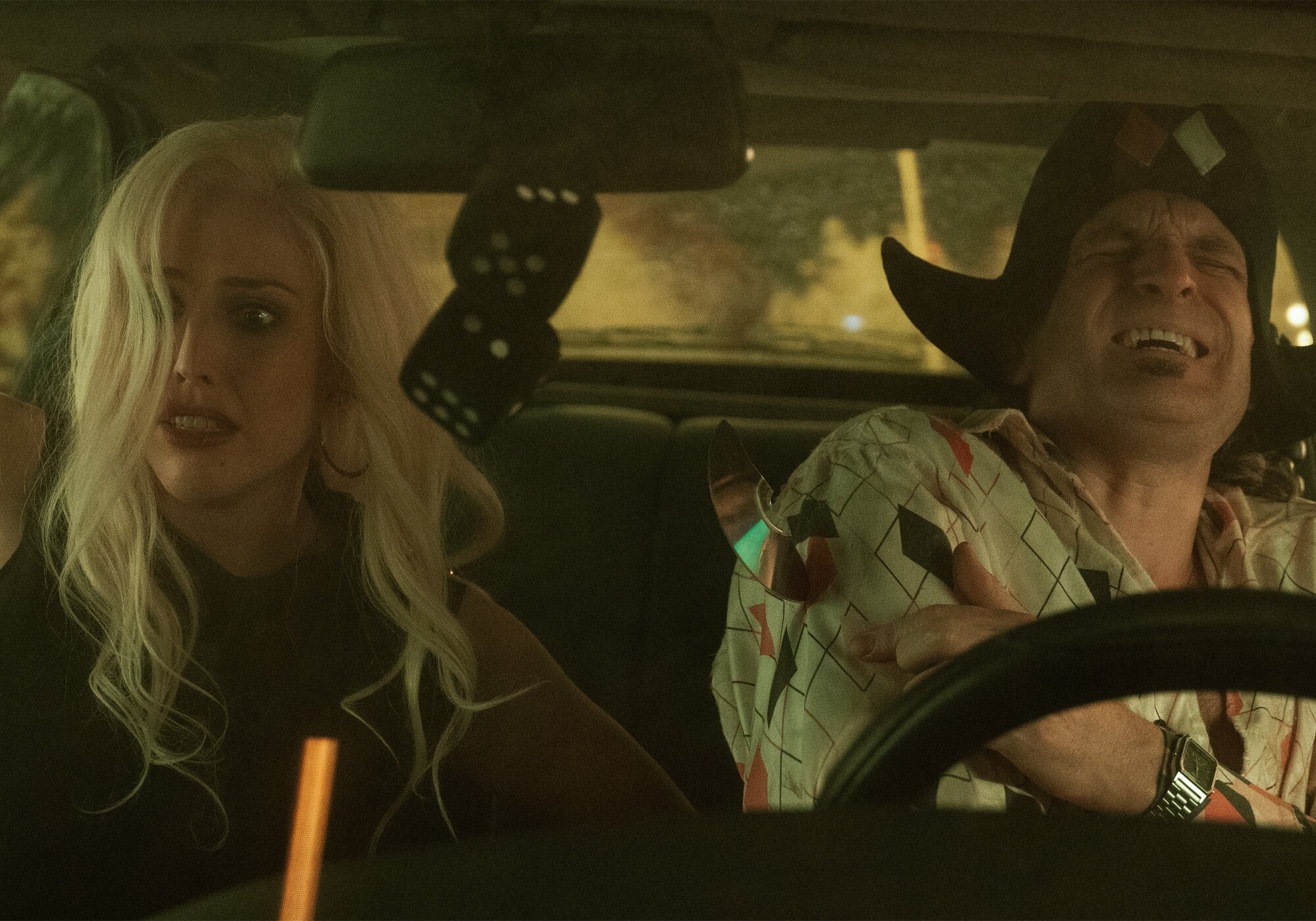 Loly Álvarez (Natalia de Molina) y Arlekin (Julián Villagrán) viajan en coche, en 'Superestar'