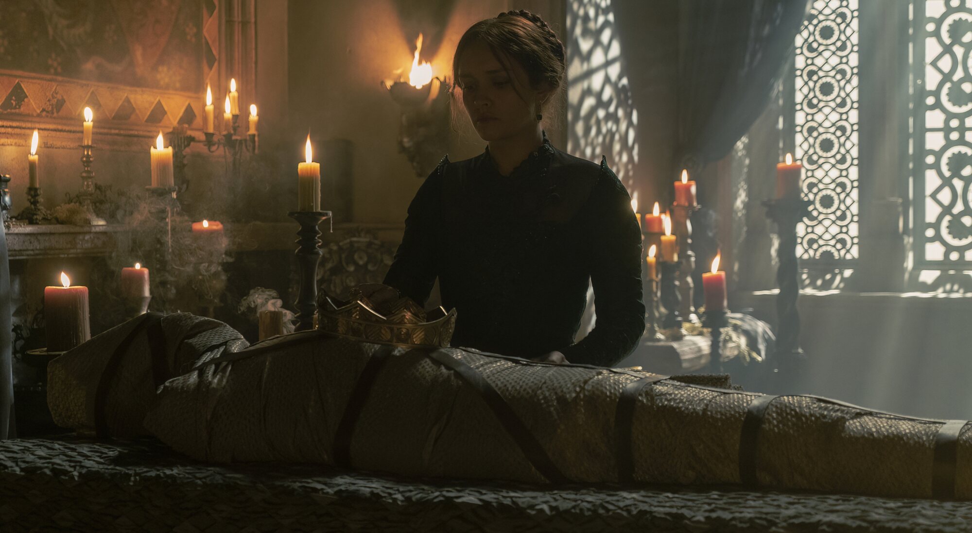 Alicent junto al cadáver de Viserys