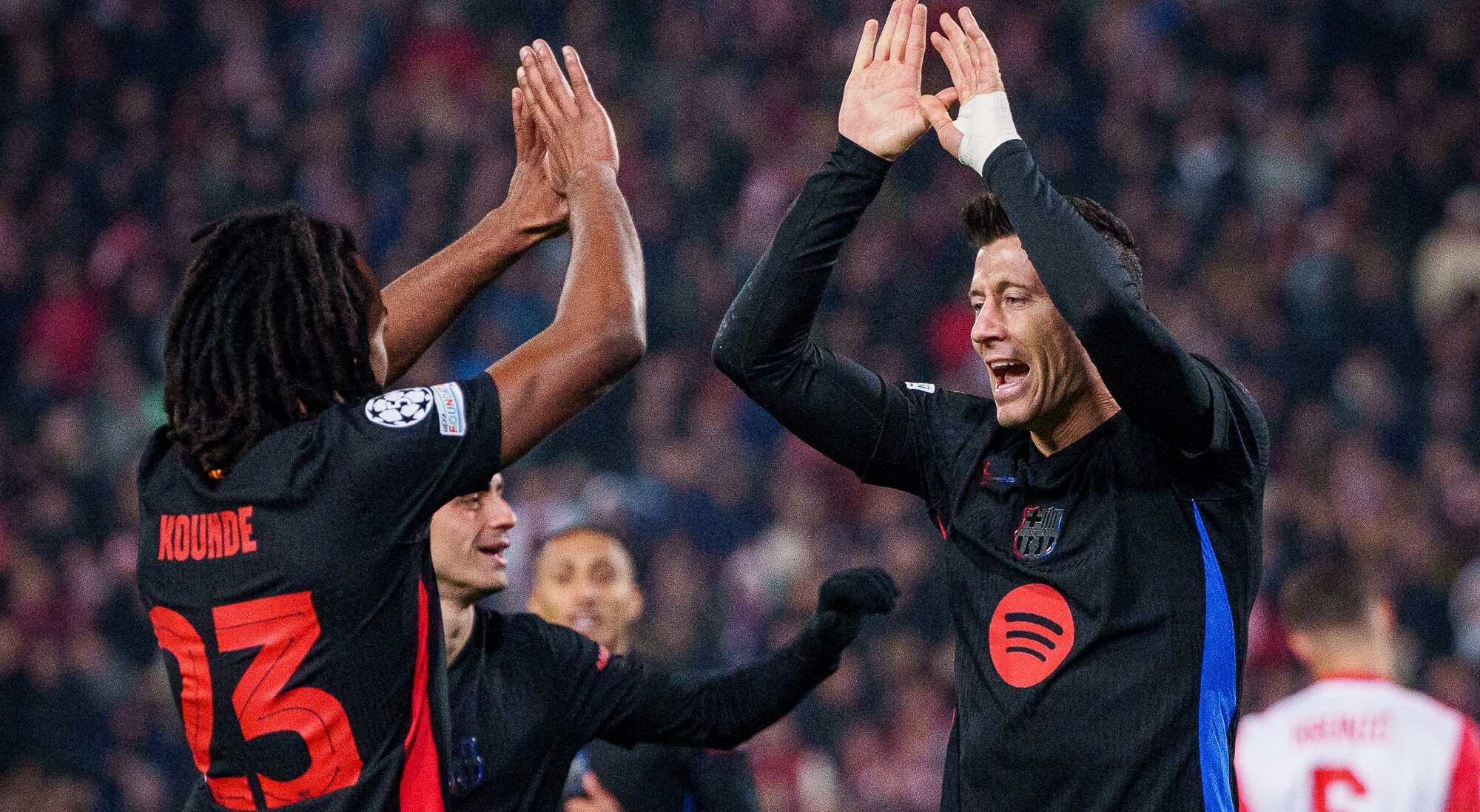 Jules Koundé y Robert Lewandowski
