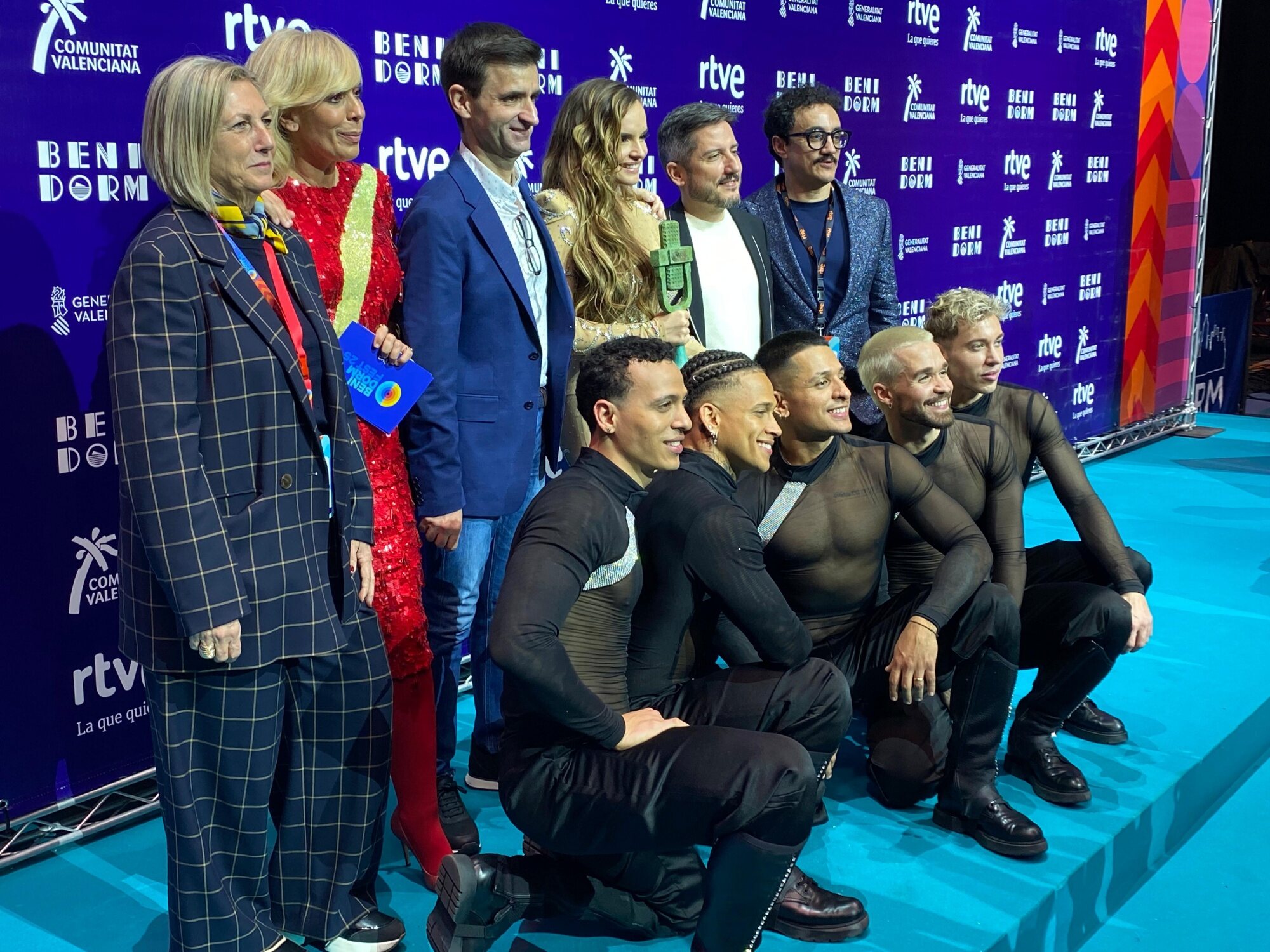 Melody y sus bailarines arropados por la organización del Benidorm Fest 2025