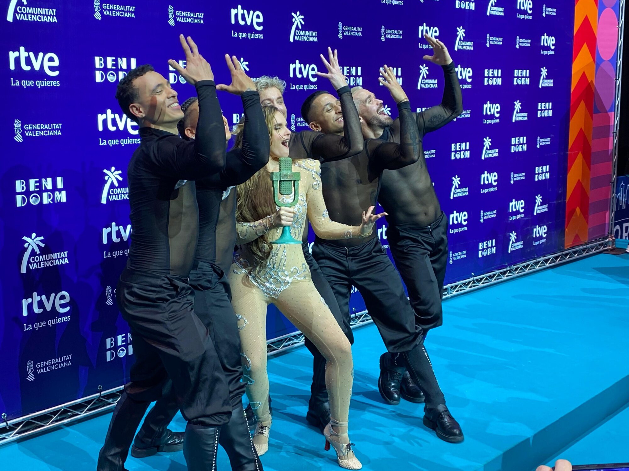 Melody con su cuerpo de baile y su flamante micrófono de bronce de ganadora del Benidorm Fest 2025