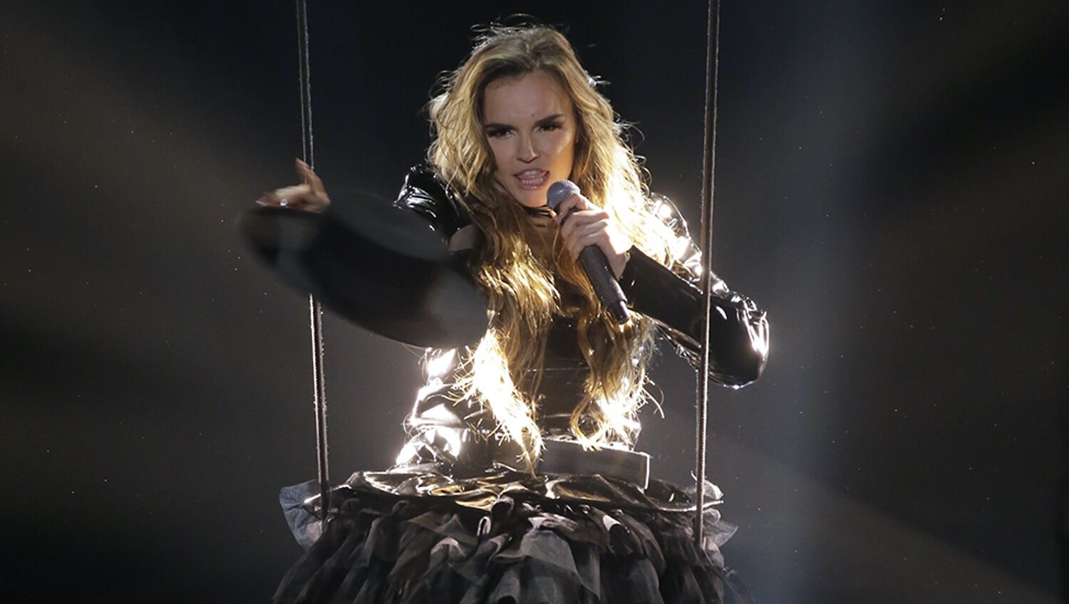 Actuación de Melody en el Benidorm Fest 2025