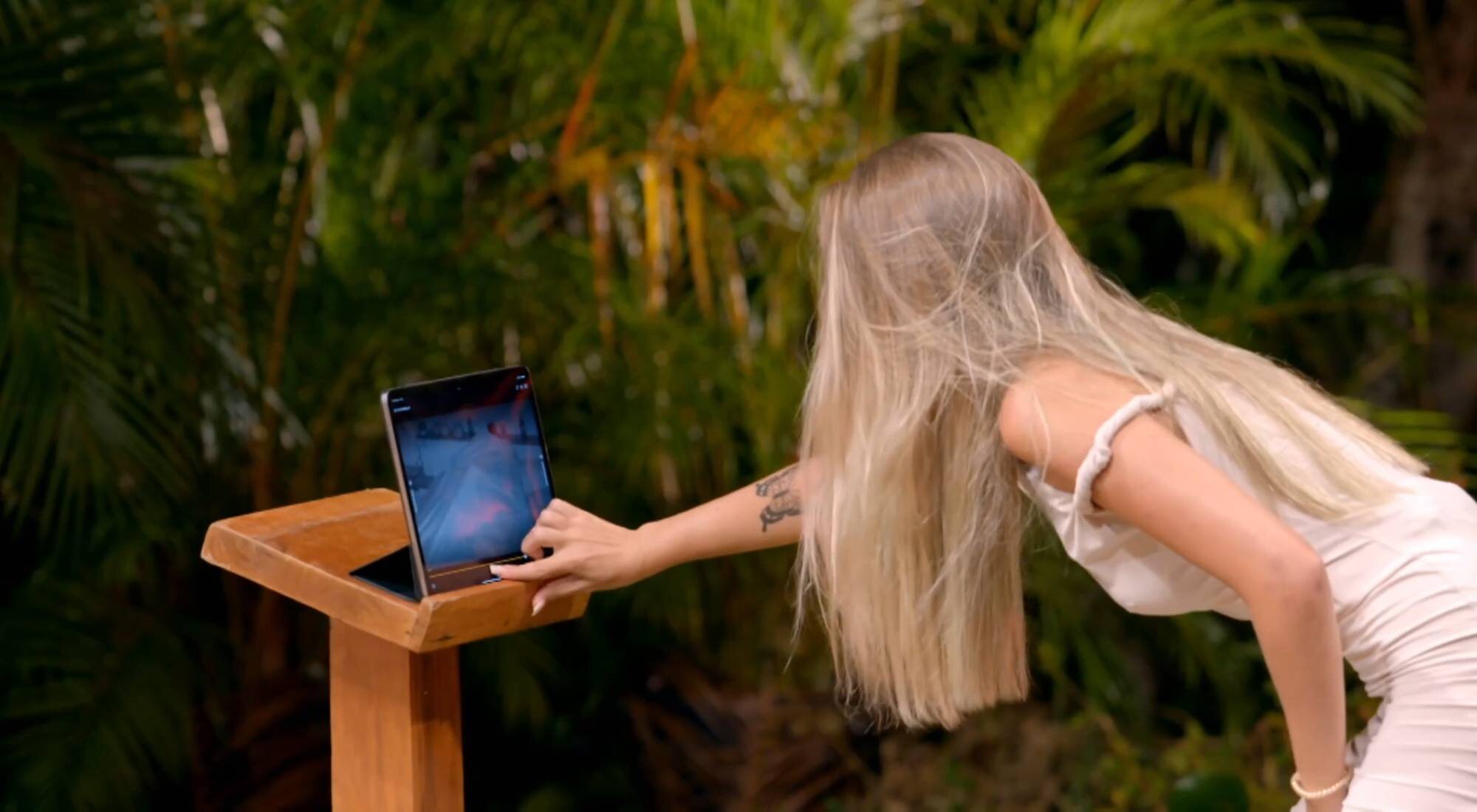 Alba detiene las imágenes de Álvaro en la hoguera mixta de 'La isla de las tentaciones 8'