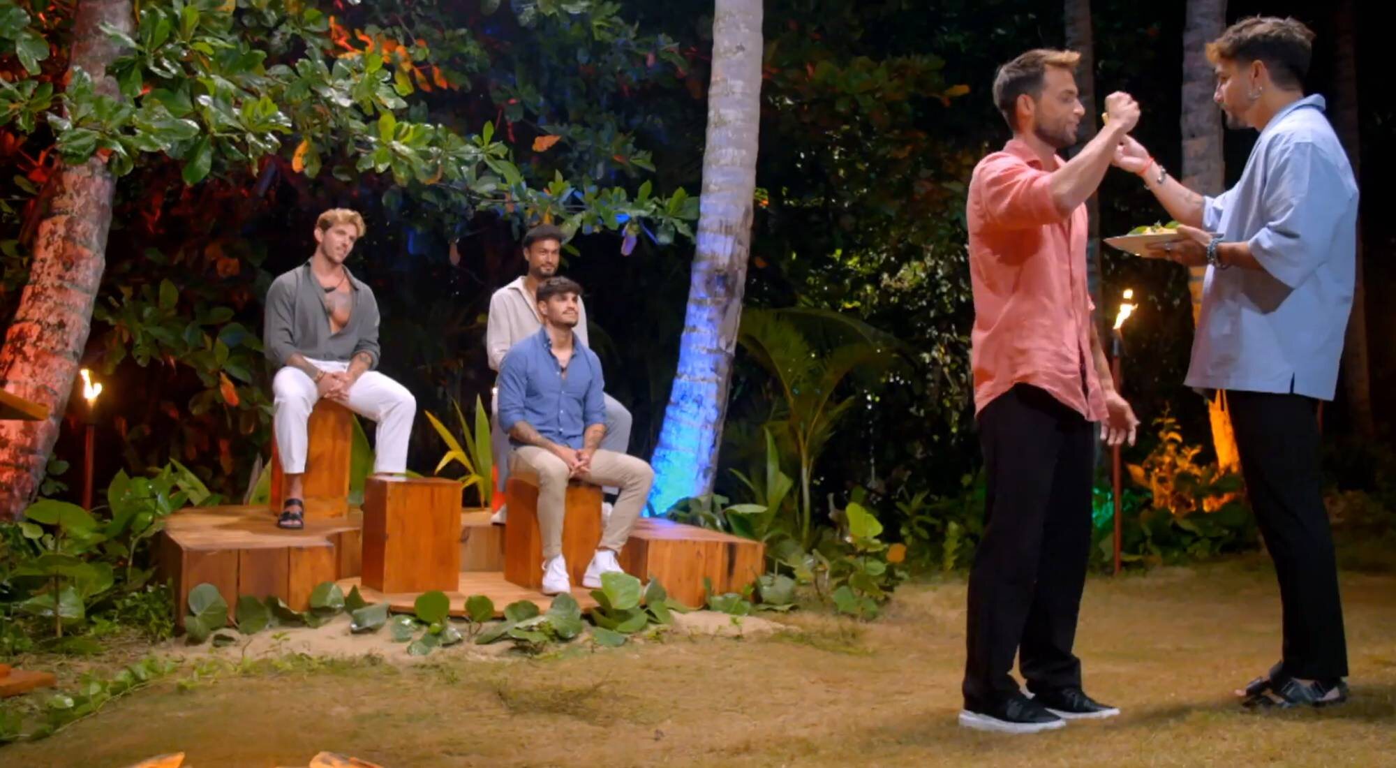 Montoya se encara con Manuel en la hoguera de los solteros de 'La isla de las tentaciones 8'