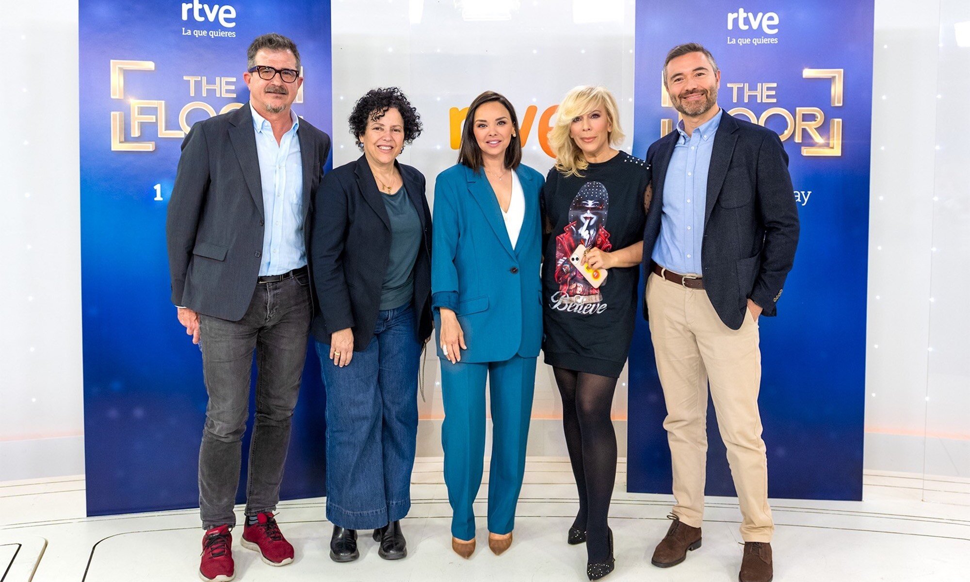 Chenoa, rodeada de los responsables de &#39;The Floor&#39; en La 1