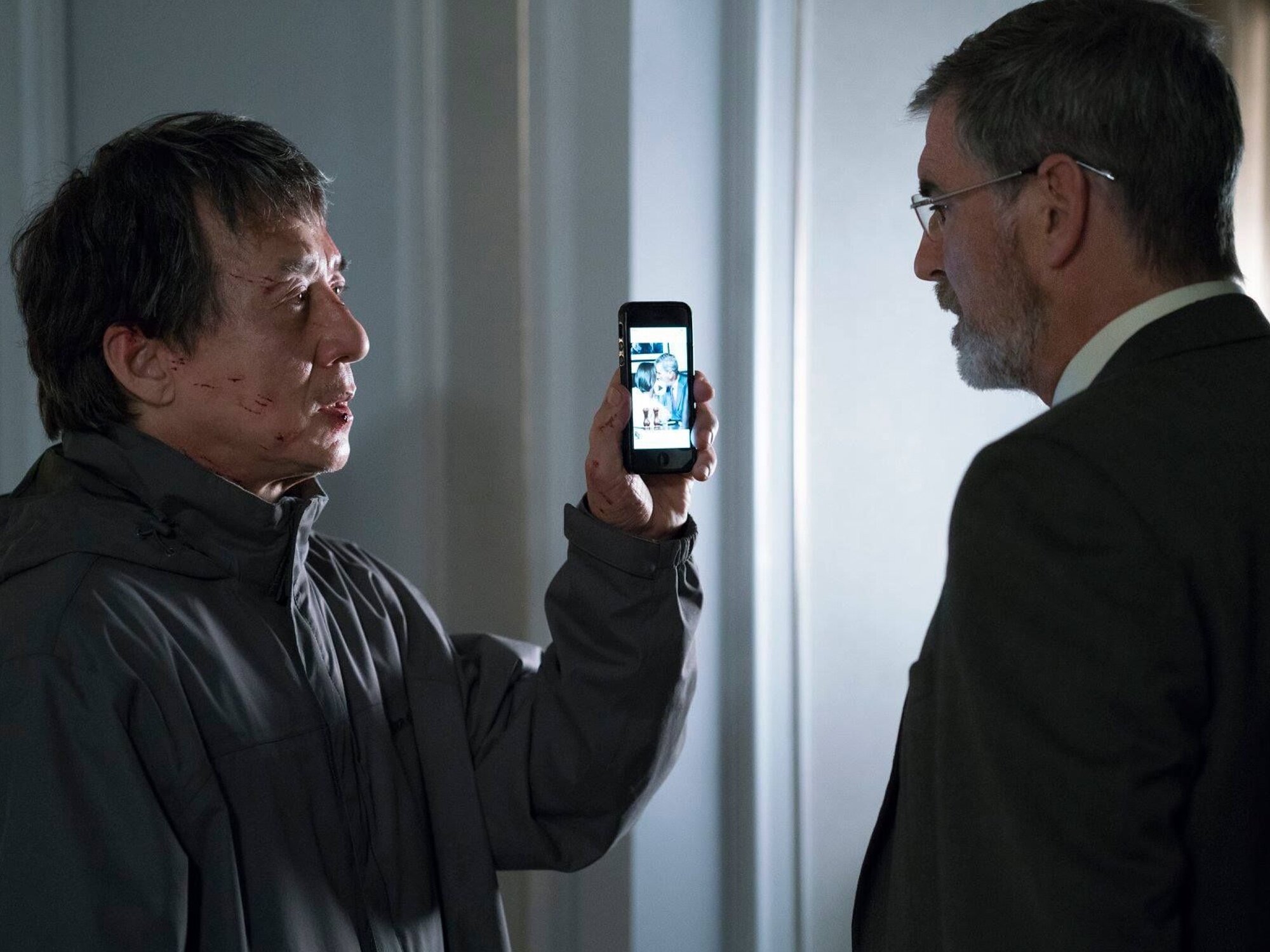 Jackie Chan y Pierce Brosnan en 'El extranjero'
