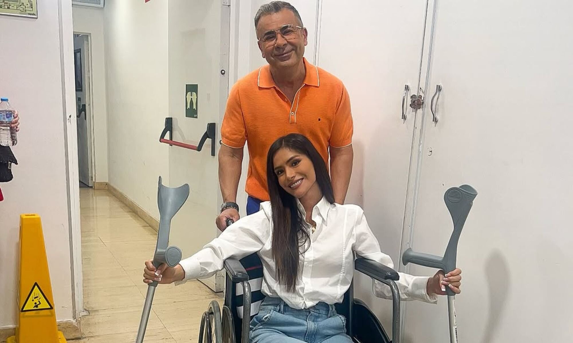 Miriam Saavedra en silla de ruedas con Jorge Javier Vazquez tras su paso por 'Tardear'
