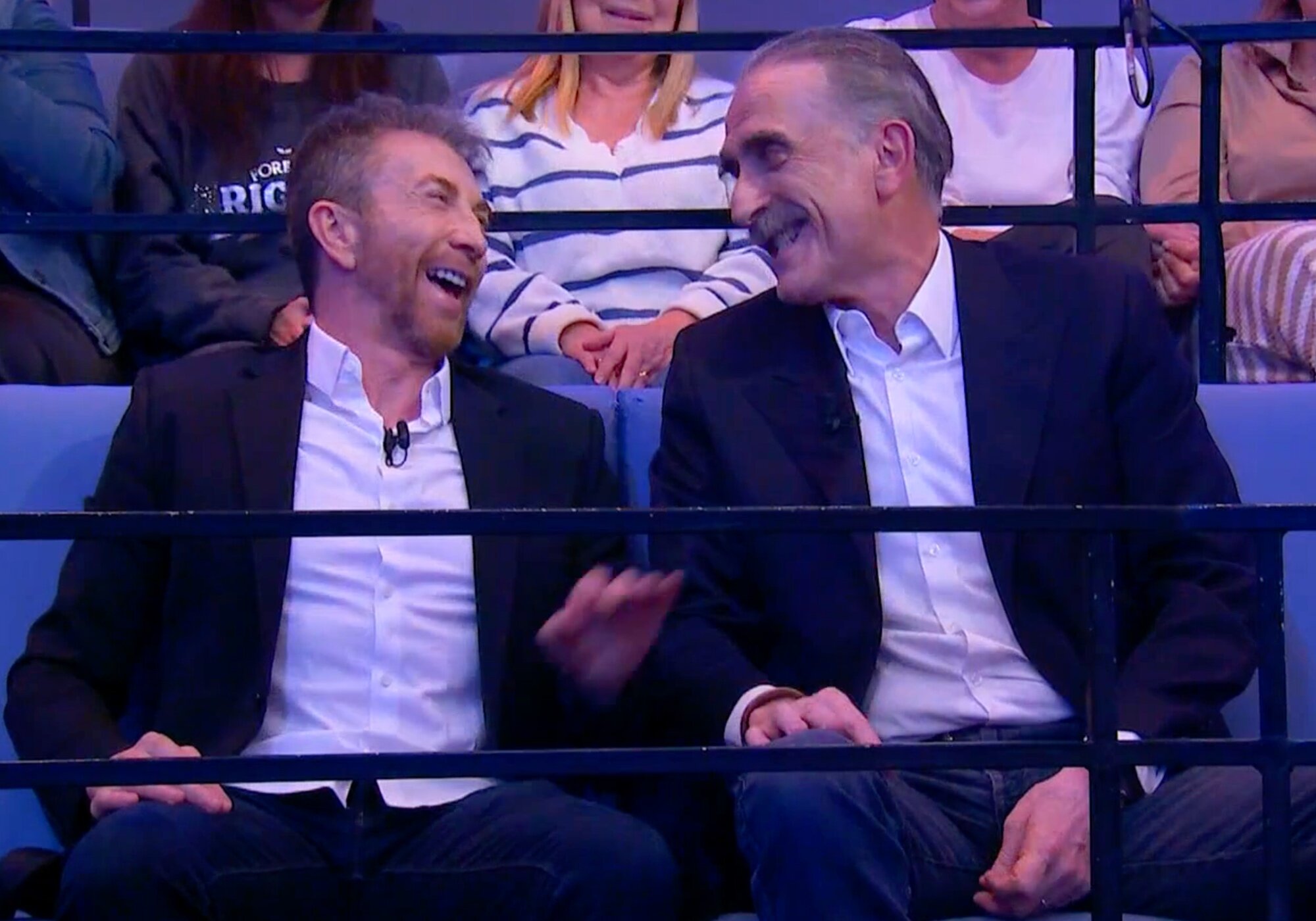 Pablo Motos y Juan y Medio junto las 15 personas de público de 'El hormiguero'
