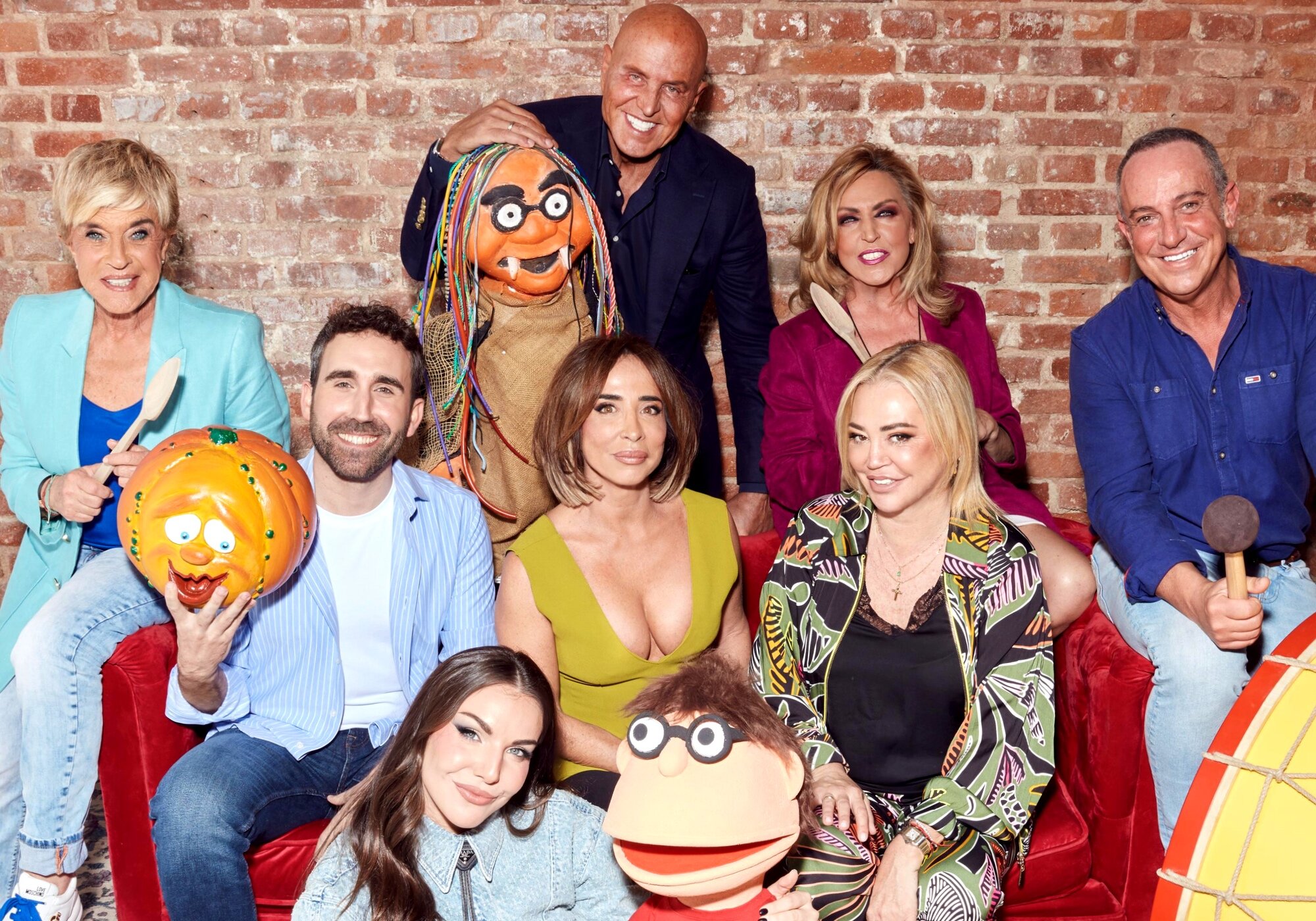 Inés Hernand, María Patiño y Aitor Albizua y Belén Esteban junto a los colaboradores de 'La familia de la tele'