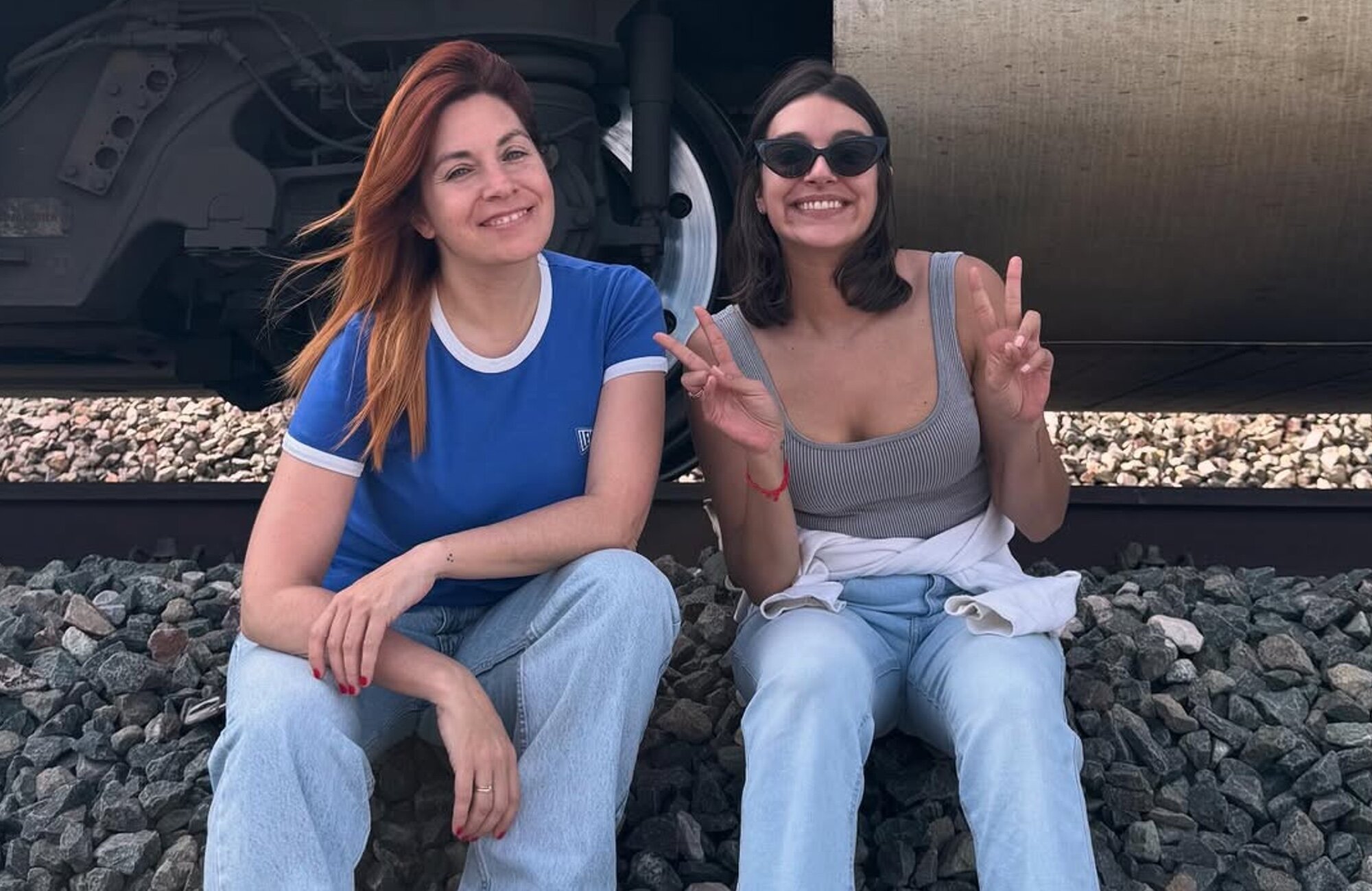 Leire Martínez y Ana Guerra en las vías de un tren parado por el apagón