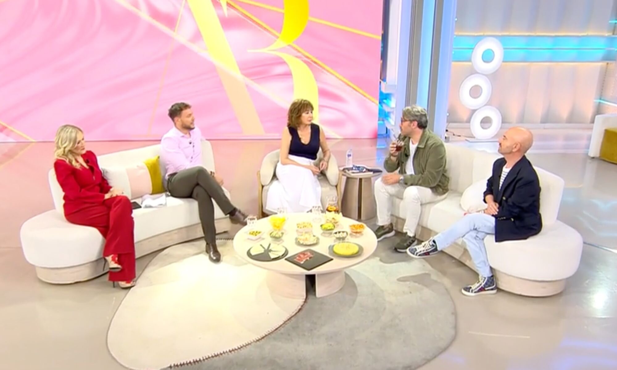 Máximo Huerta junto a Ana Rosa Quintana y sus colaboradores en &#39;El programa de Ana Rosa&#39;