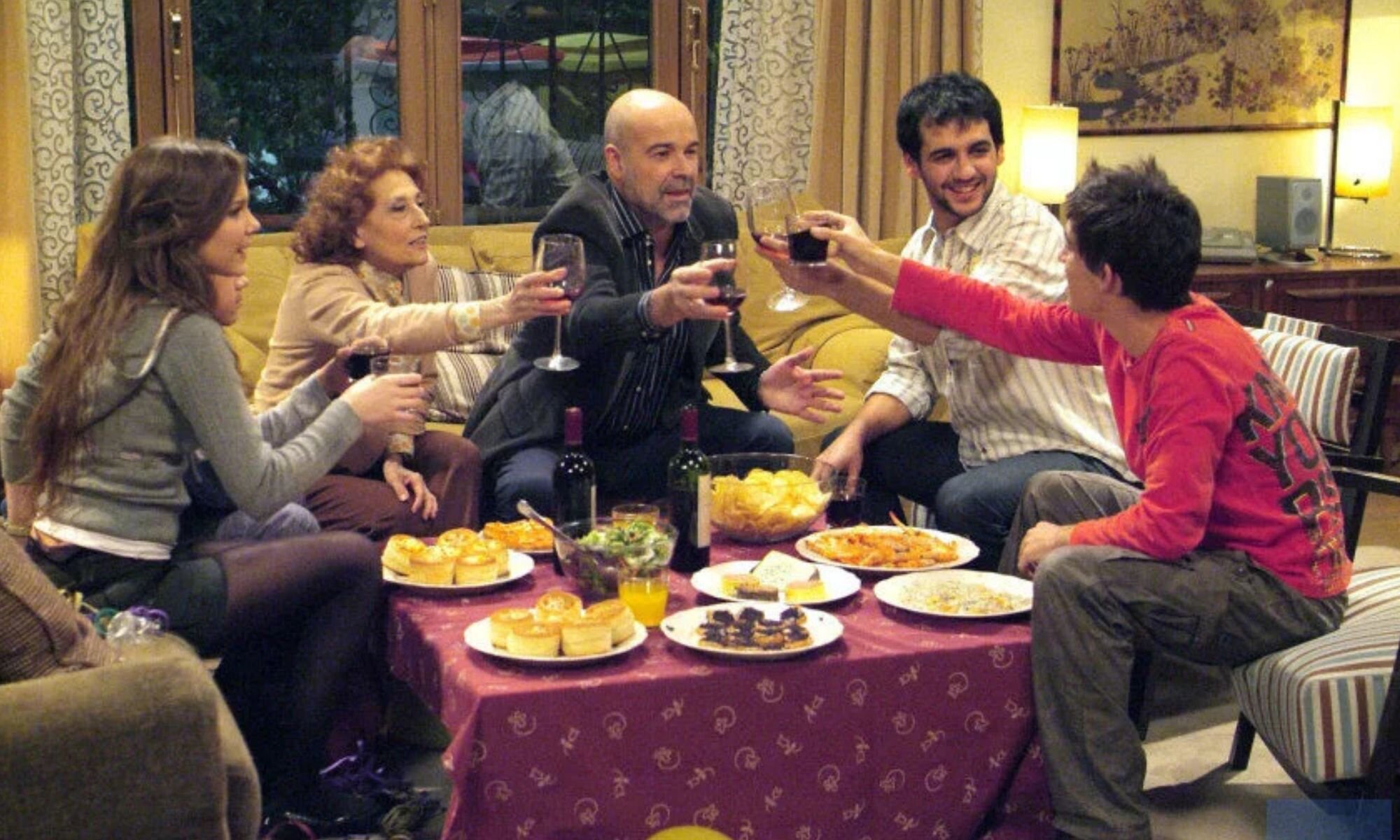 Fran Perea junto al elenco de &#39;Los Serrano&#39; en el episodio &#39;Papá cumple 50 años&#39;