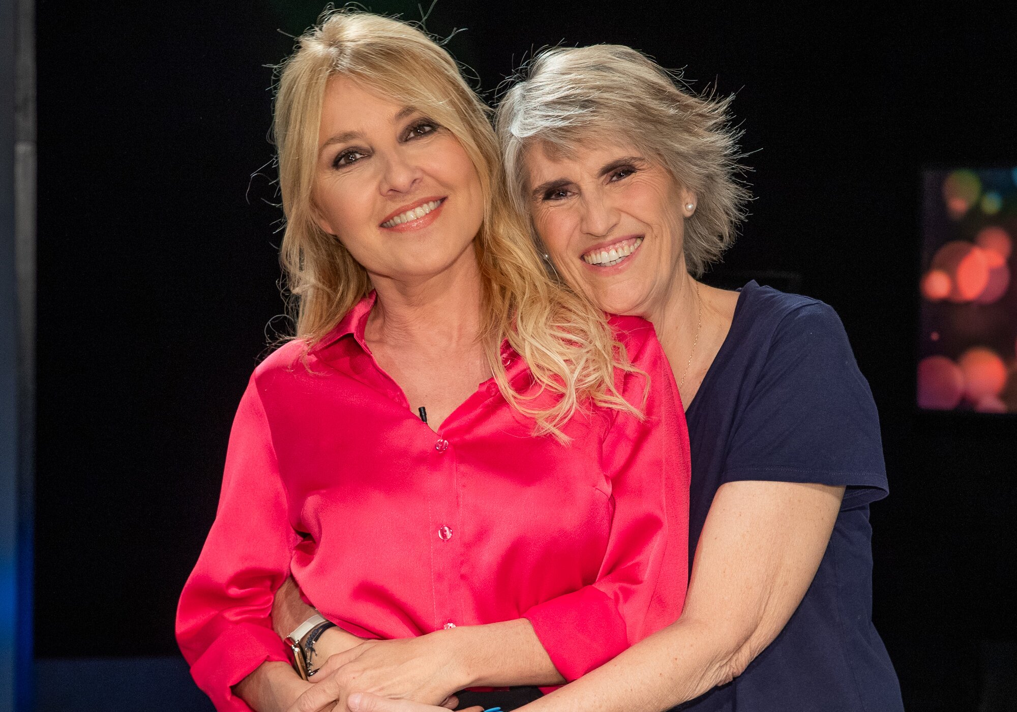 Cayetana Guillén Cuervo y Palloma del Río, conductoras de &#39;El gran desfile&#39; de &#39;La familia de la tele&#39;