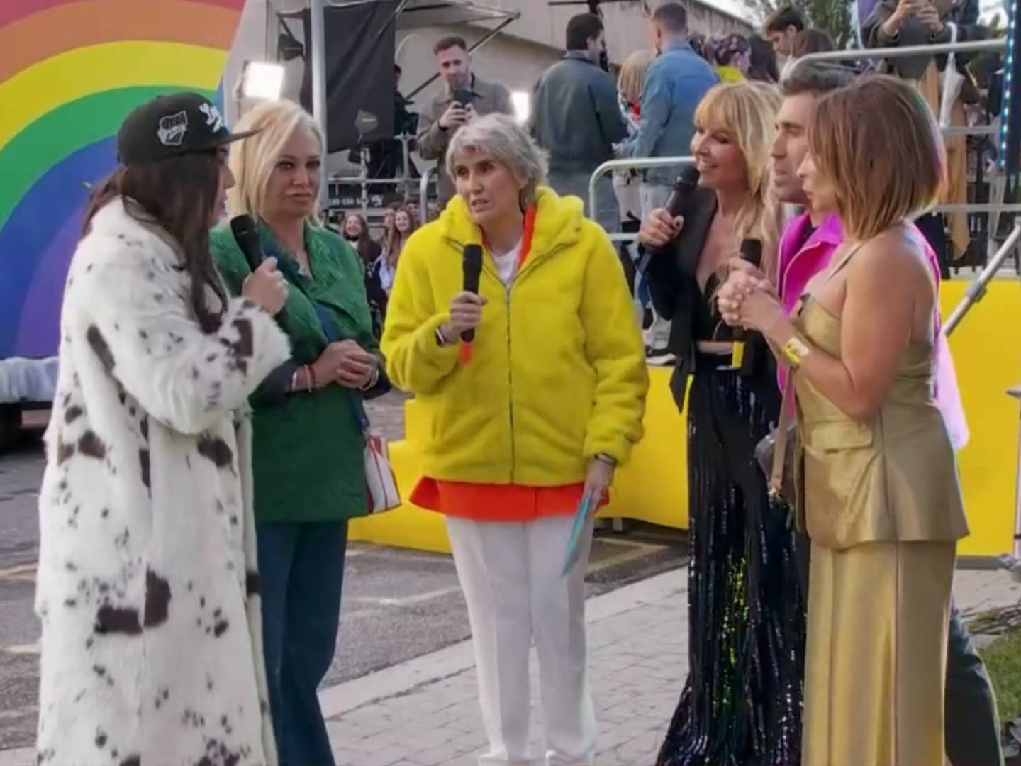 Paloma del Río y Cayetana Guillén Cuervo con los presentadores de &#39;La familia de la tele&#39;