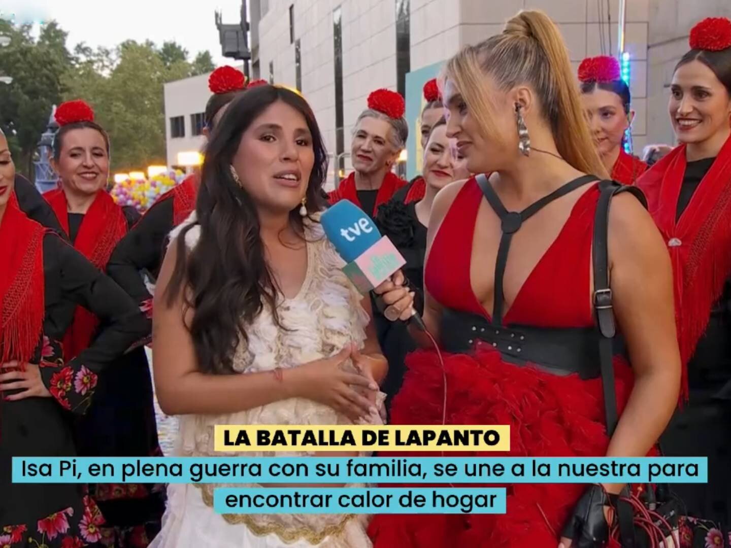 Marta Riesco entrevista a Isa Pantoja en el estreno de 'La familia de la tele'