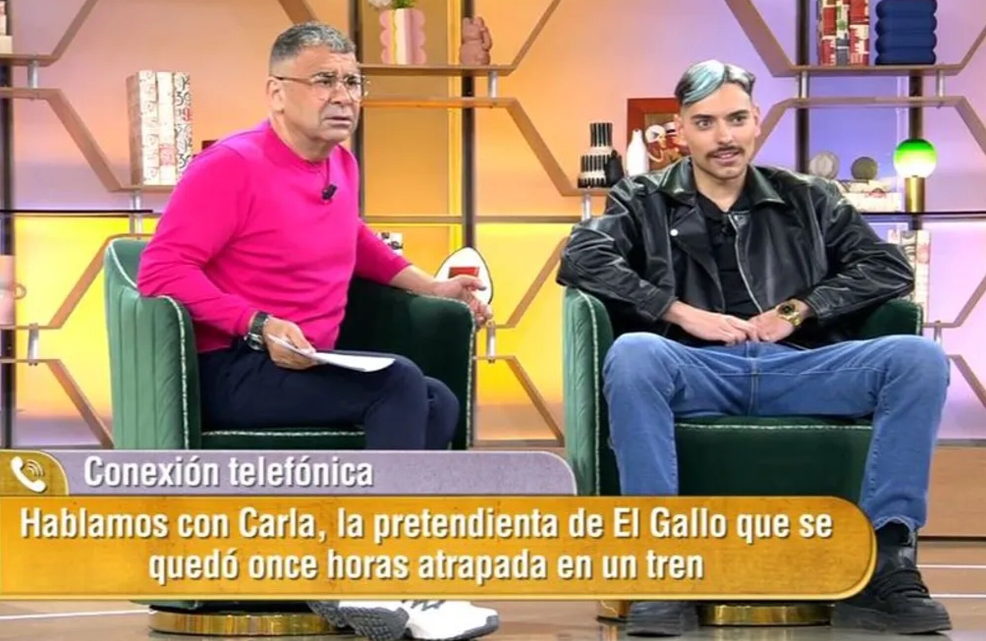 Jorge Javier Vázquez junto a uno de los invitados de 'El diario de Jorge'