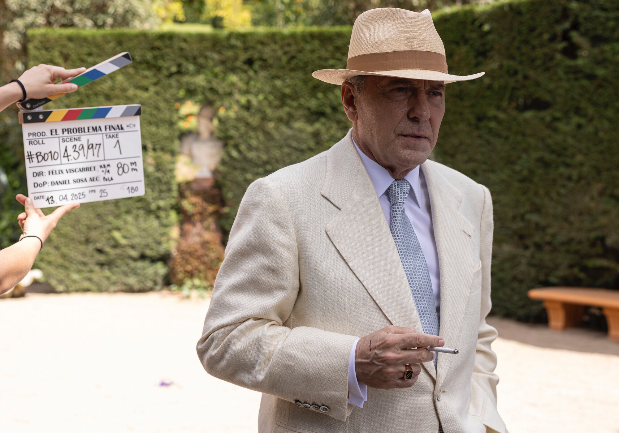 José Coronado da vida a Basil en el rodaje de 'El problema final'