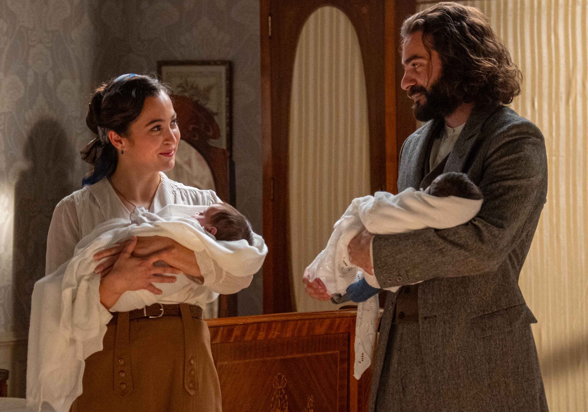 Catalina y Adriano sostienen a sus bebés en &#39;La promesa&#39;