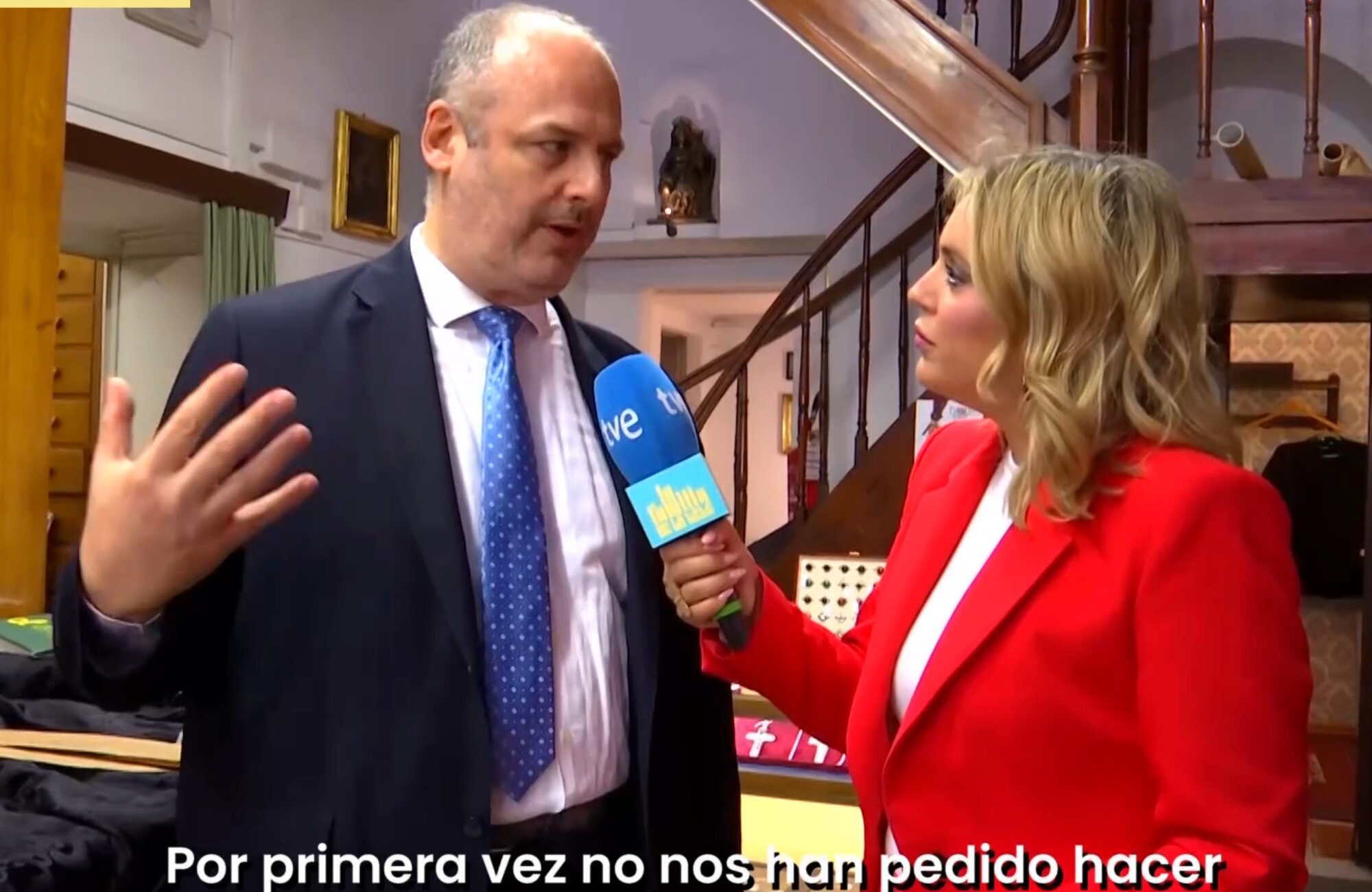 Marta Riesco realiza un reportaje para 'La familia de la tele' sobre la sastrería que históricamente ha vestido a los papas