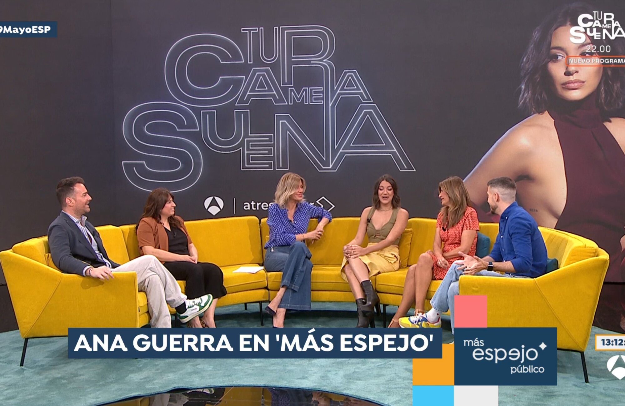 Ana Guerra junto a las presentadoras y colaboradores de 'Espejo público'