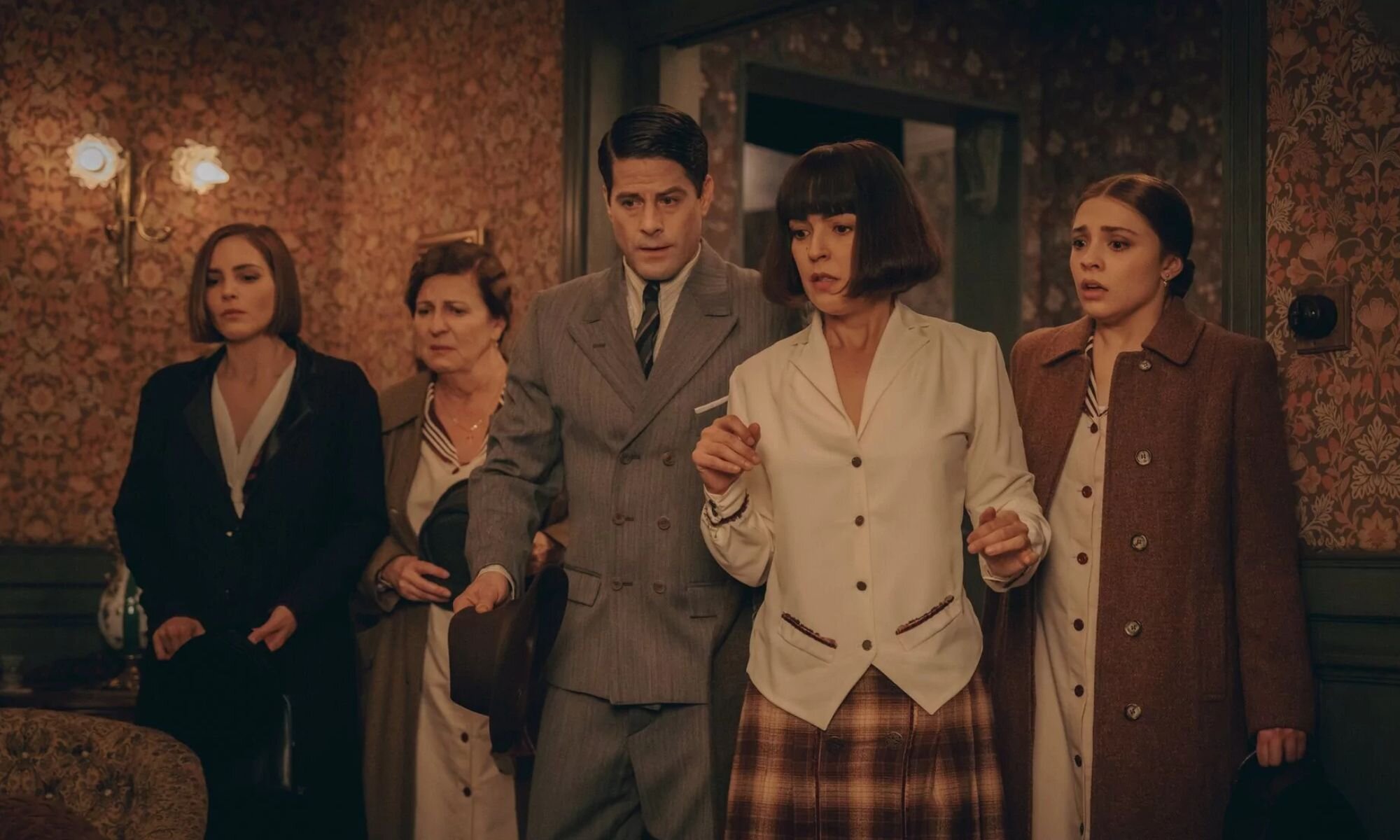 Raquel Querol, Andrea Duro, Verónica Sánchez y Luis Fernández en 'La Favorita 1922'