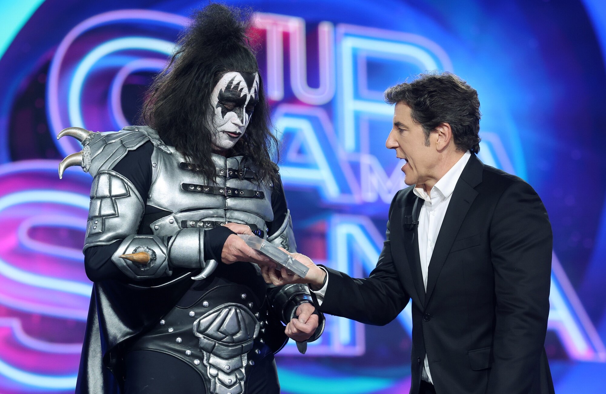 Manel Fuentes le entrega a Bertín Osborne su premio como ganador de la gala 5 de &#39;Tu cara me suena&#39;