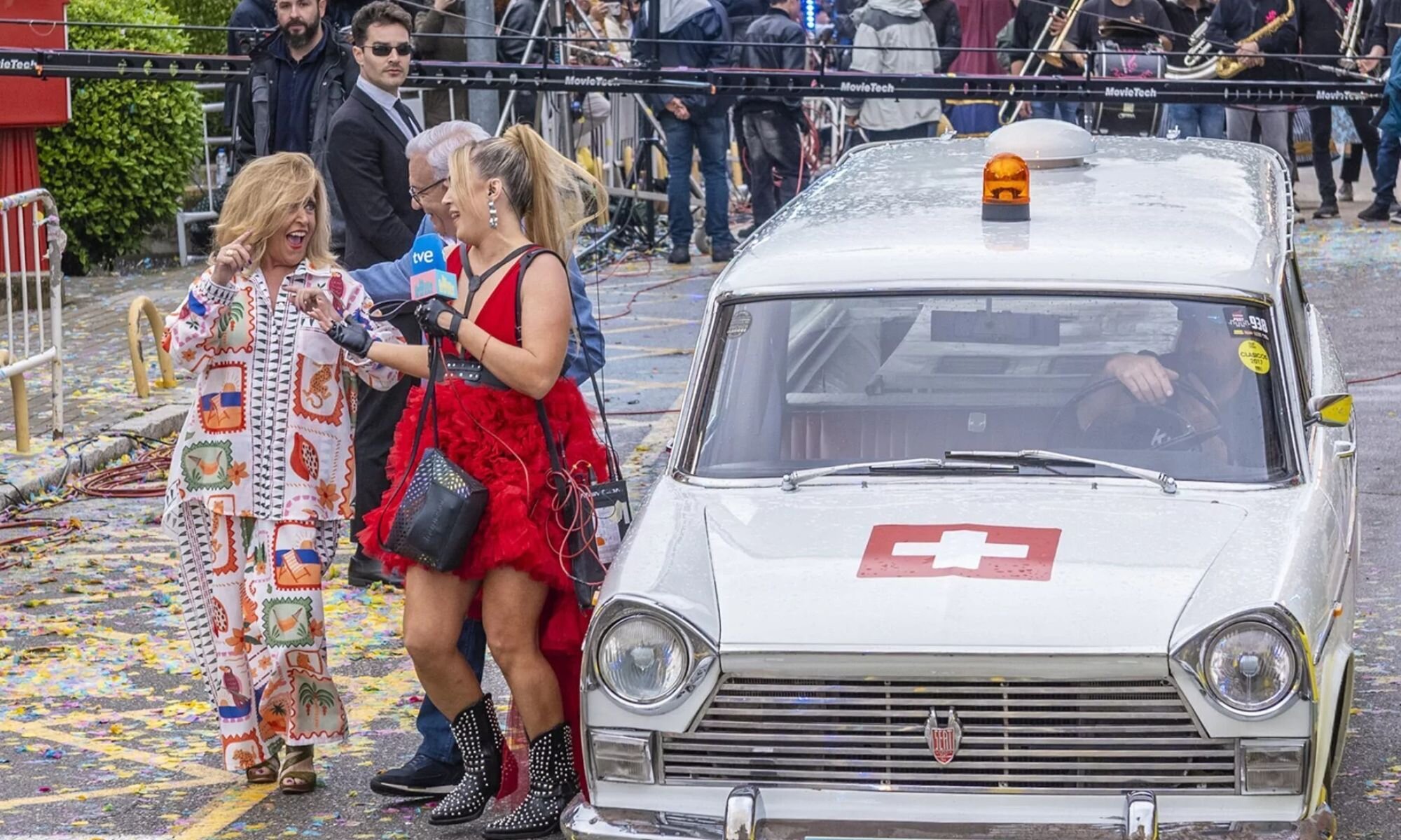 Marta Riesco recibe a Lydia Lozano y al doctor Sánchez Martos en el desfile de 'La familia de la tele'