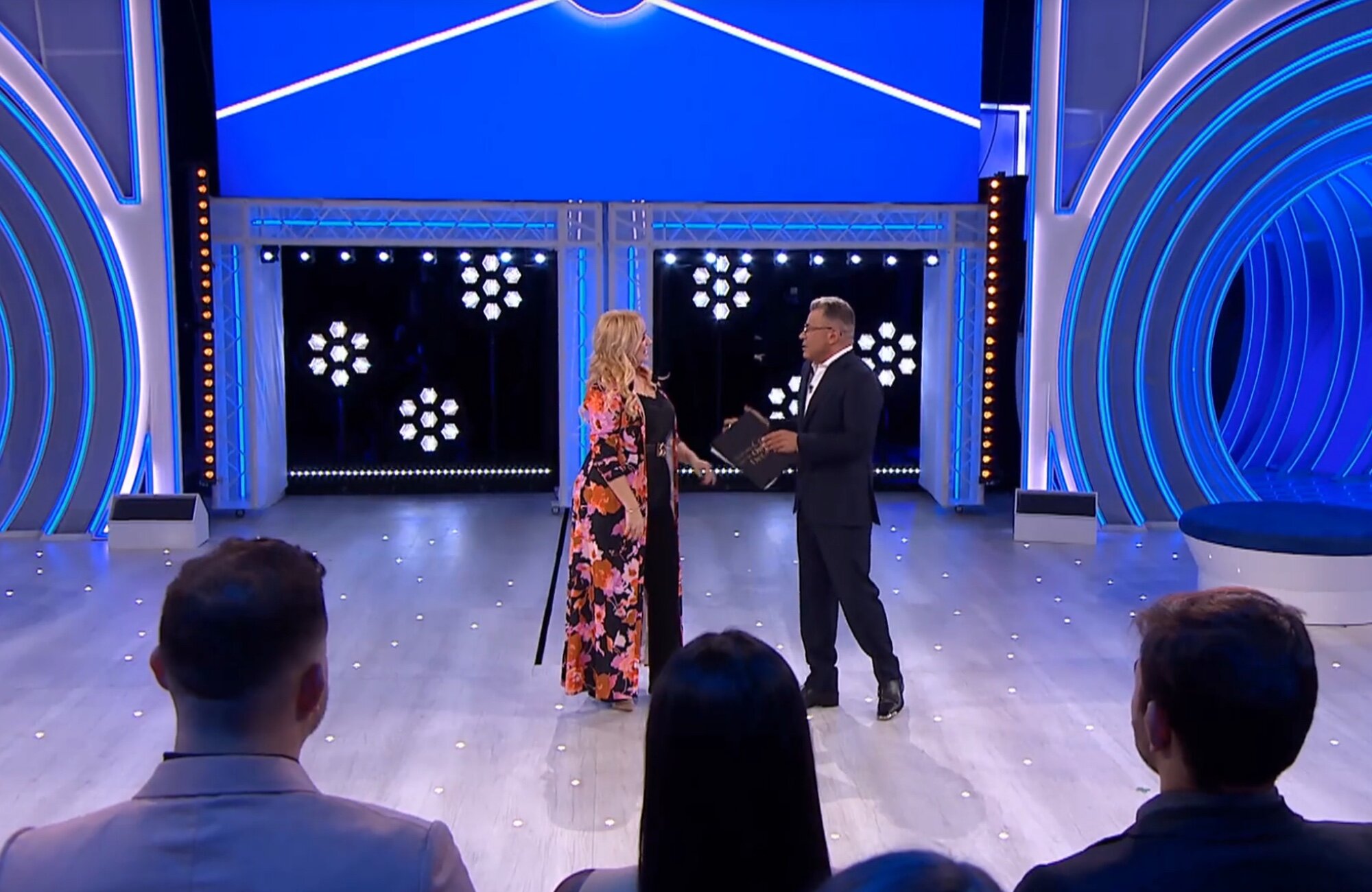 Jorge Javier Vázquez recibe a La Húngara en 'Hay una cosa que te quiero decir'