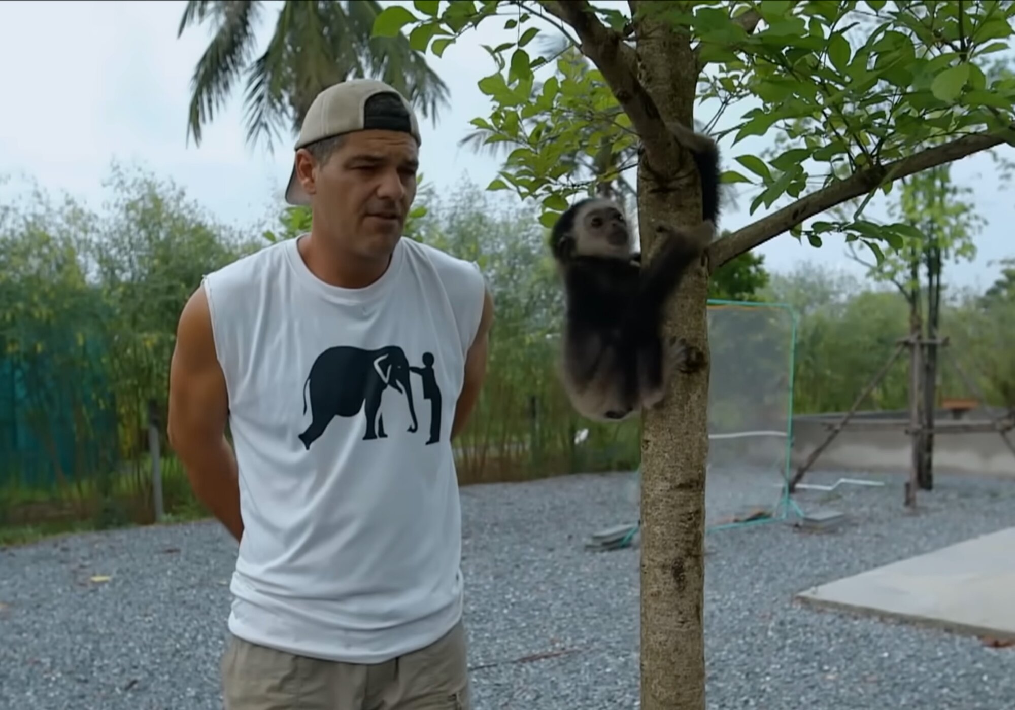 Frank Cuesta con un gibón en uno de sus vídeos