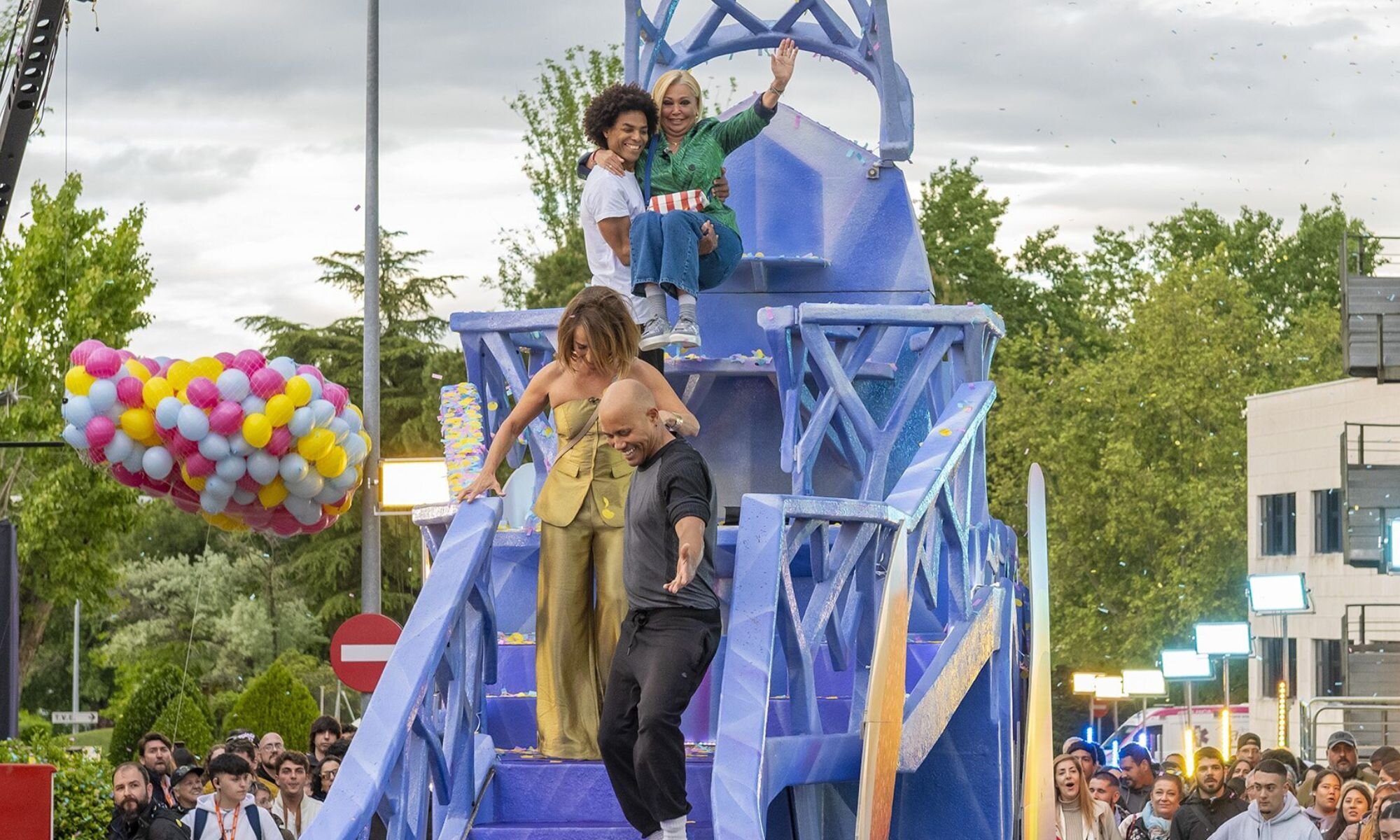 María Patiño y Belén Esteban en la carroza del desfile de &#39;La familia de la tele&#39;