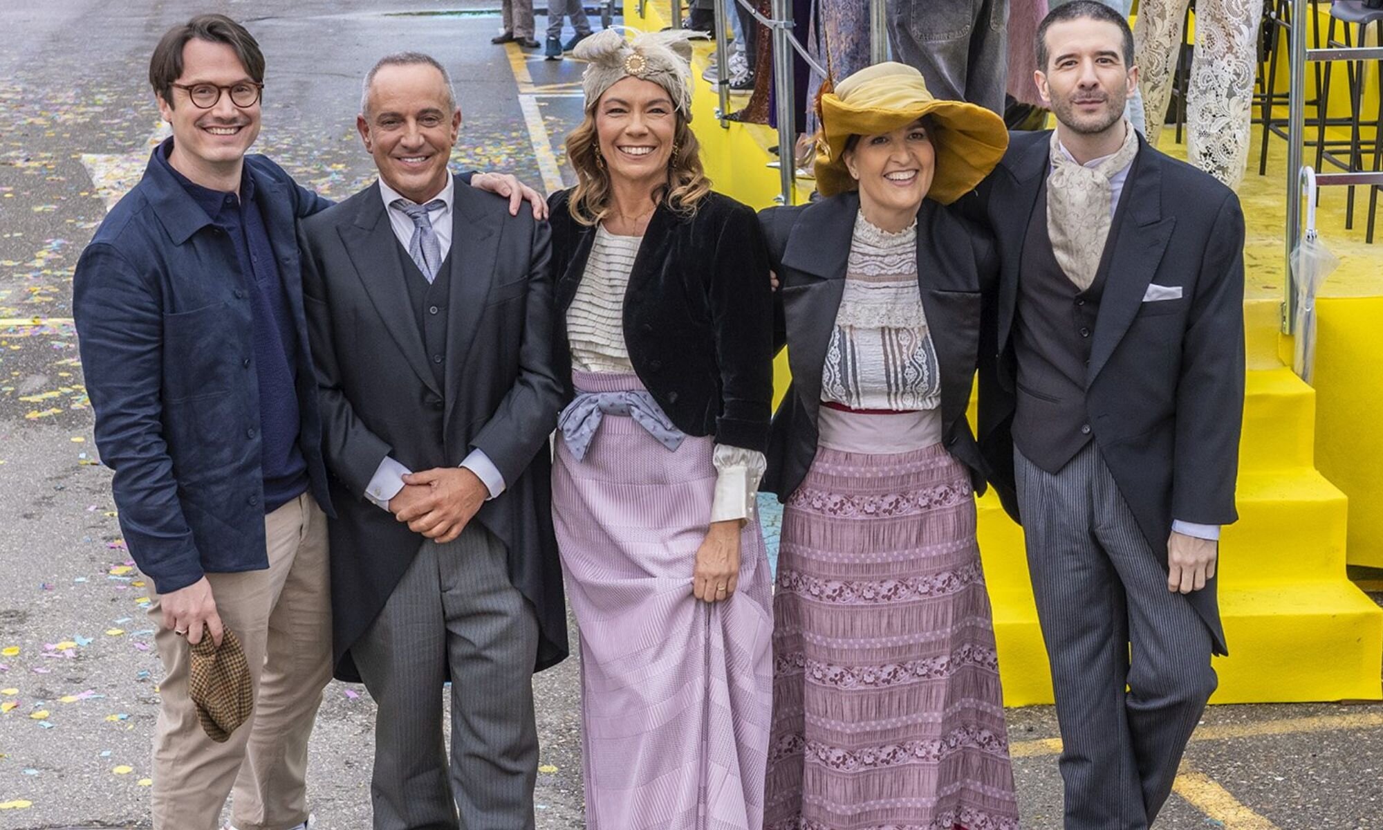 Colaboradores de &#39;La familia de la tele&#39; vestidos de las series diarias &#39;Valle Salvaje&#39; y &#39;La promesa&#39;