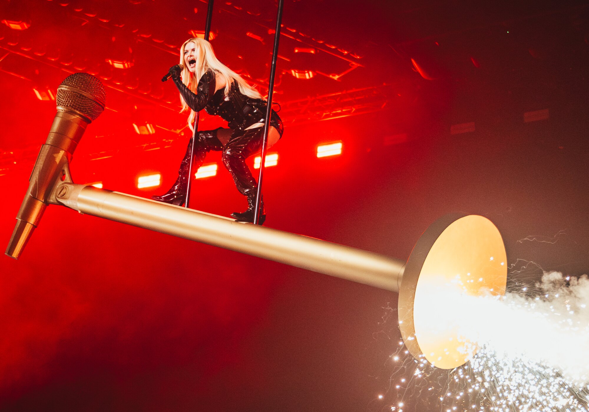 Erika Vikman durante su actuación en la Semifinal 2 de Eurovisión 2025