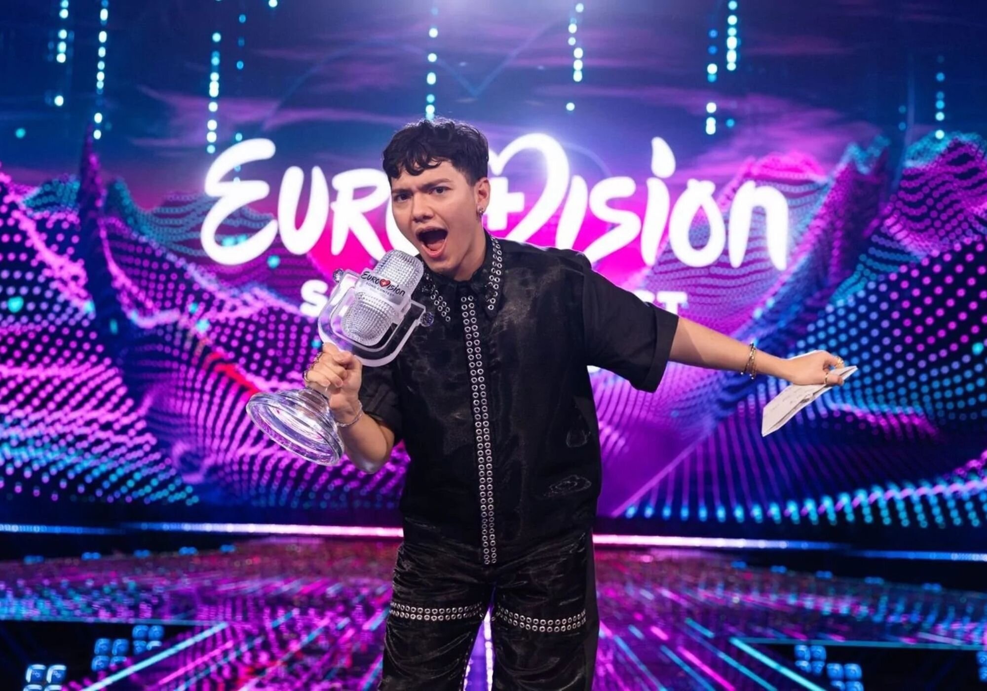 JJ, representante de Austria en Eurovisión 2025, posa con el micrófono de cristal